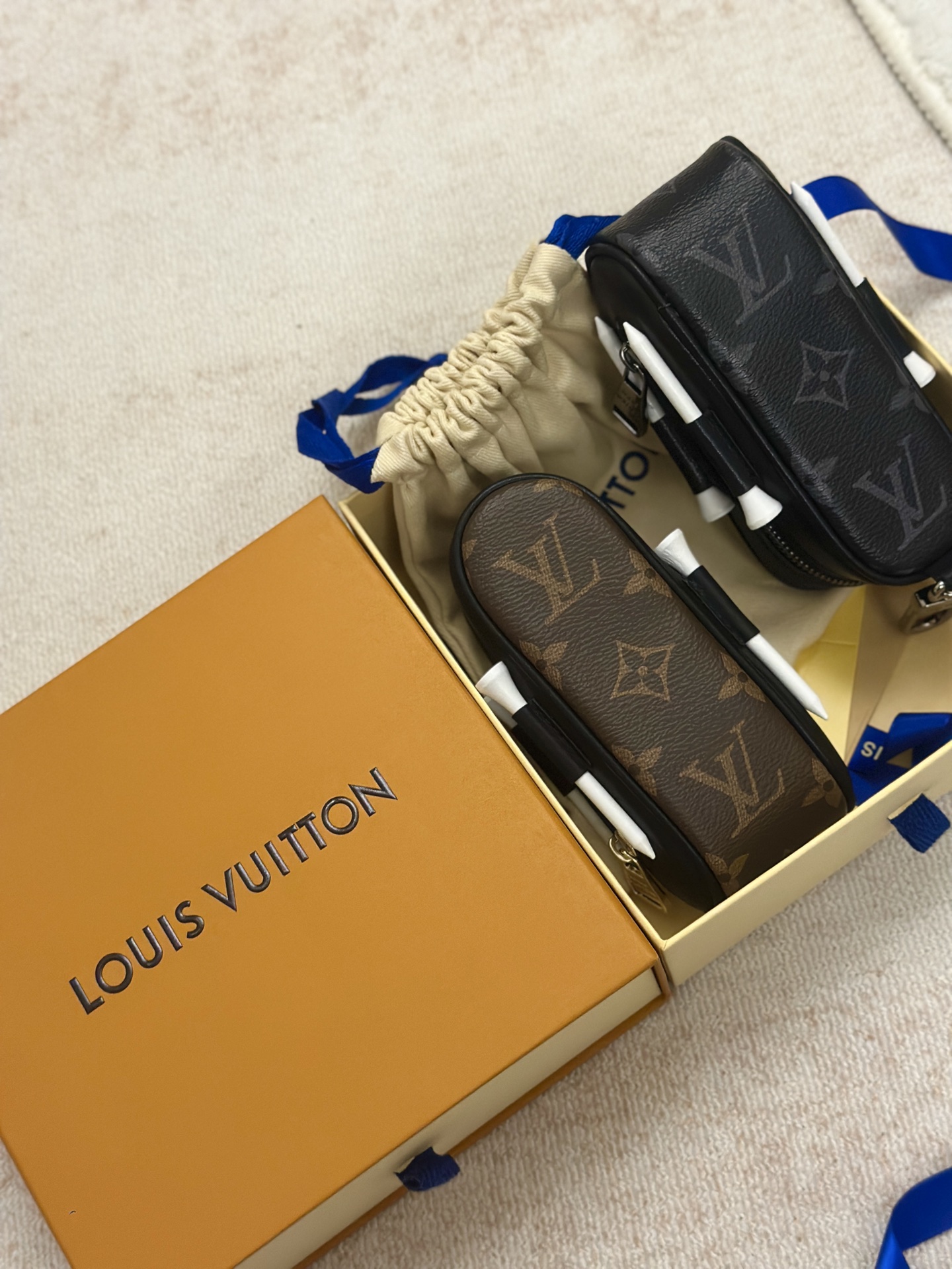 NO:762753,Lujia golf bag charms, presbyopic and black flowers, fashionable and versatile, can store three golf balls & four tees, a must-have for golf enthusiasts, complete gift box packaging, louis vuitton, louis vuitton19860909驴家高尔夫球包挂饰 老花黑花两色 时尚百搭 可收纳三颗高尔夫球&四支球座 高球爱好者必入 全套礼盒包装,,louis vuitton,louis vuitton,accessory