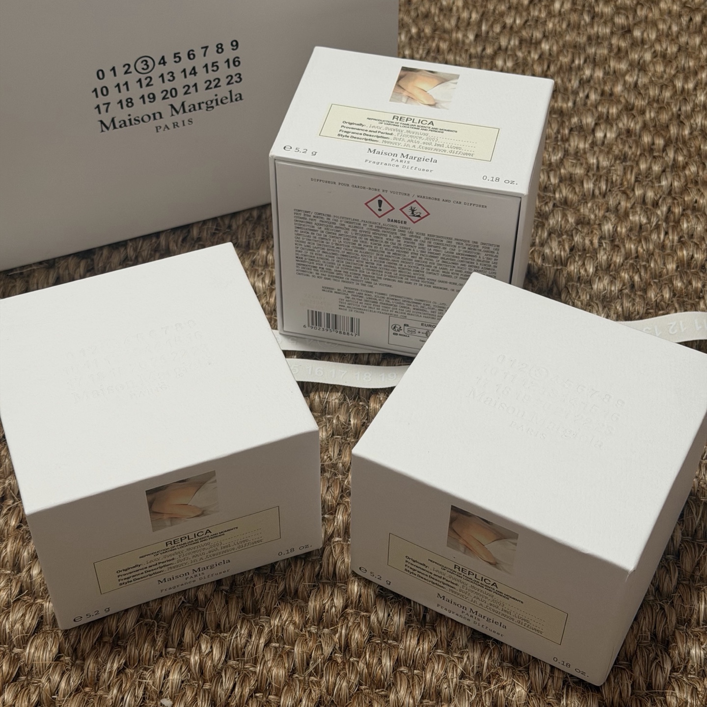 NO:894526,Margiela Car Fragrance, Wang Zha's new product, best-selling in two months, 1w+, super high-quality car fragrance, gift box packaging, fragrance: lazy weekend, with ribbon, can be mounted in the car or hung, car fragrance, home fragrance, candle, masion margiela19860909马吉拉车载随行香薰 王炸新品 上新两个月热销1w+ 超有质感的车载香薰 礼盒包装 香味:慵懒周末 配丝带可车载可悬挂,车载香薰.居家香氛.蜡烛,masion margiela,accessory