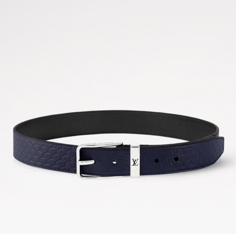新款 LV 腰带出自 2025新款压字母Monogram 花卉，展现西部牛仔的灵感启发。双重缝线穿梭于皮