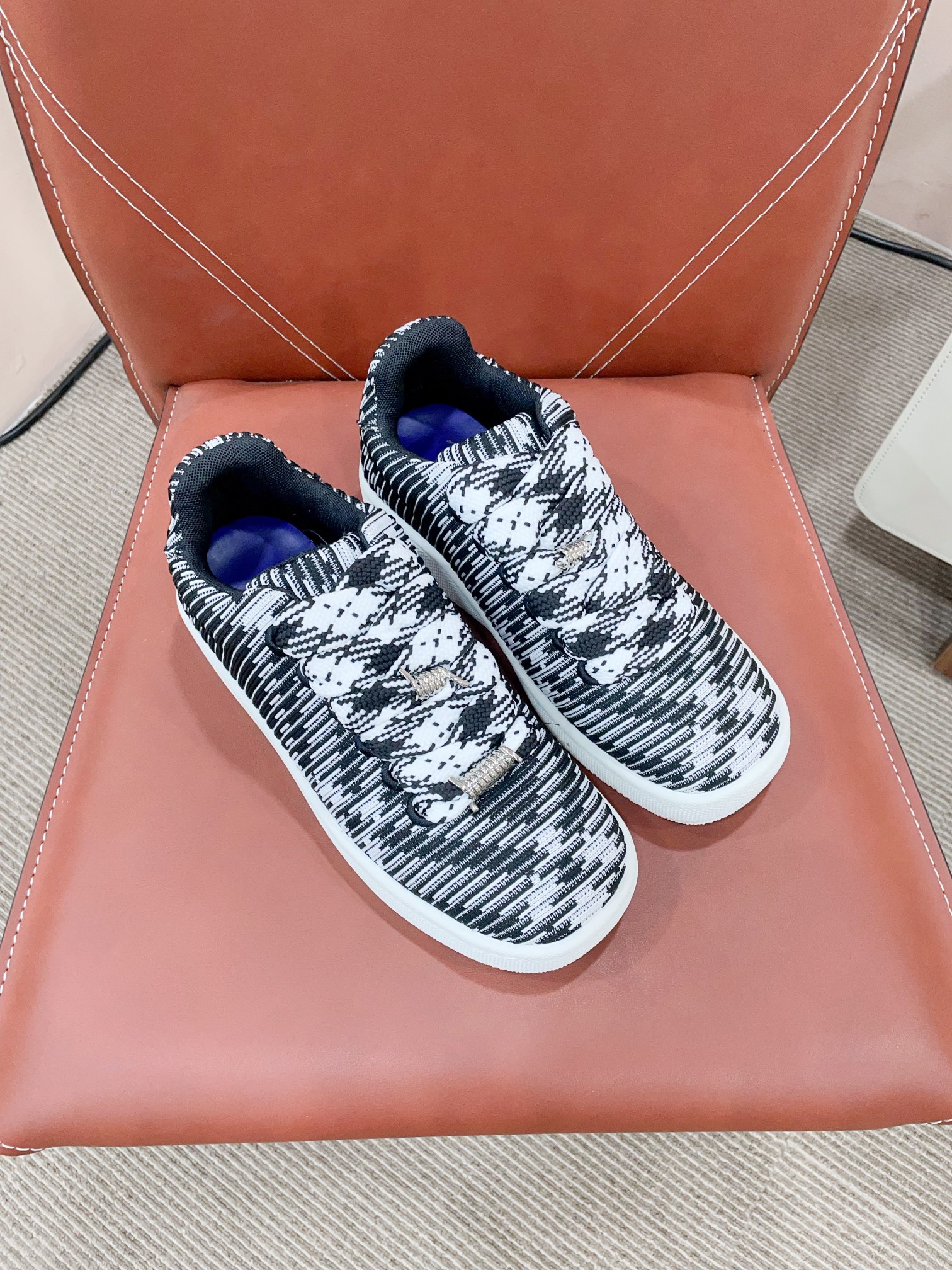 Burberr* 24-Year-Old Retrospect Shoegirls’ Sports Boards – 2024 Certification - 图片 2