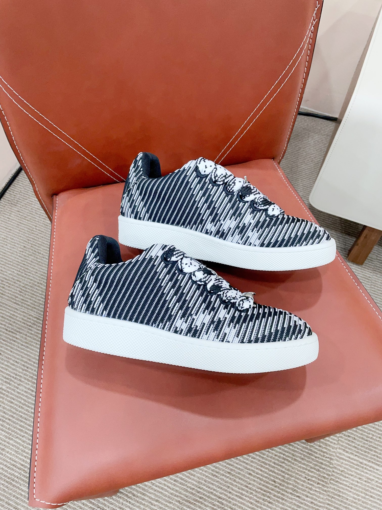 Burberr* 24-Year-Old Retrospect Shoegirls’ Sports Boards – 2024 Certification - 图片 3