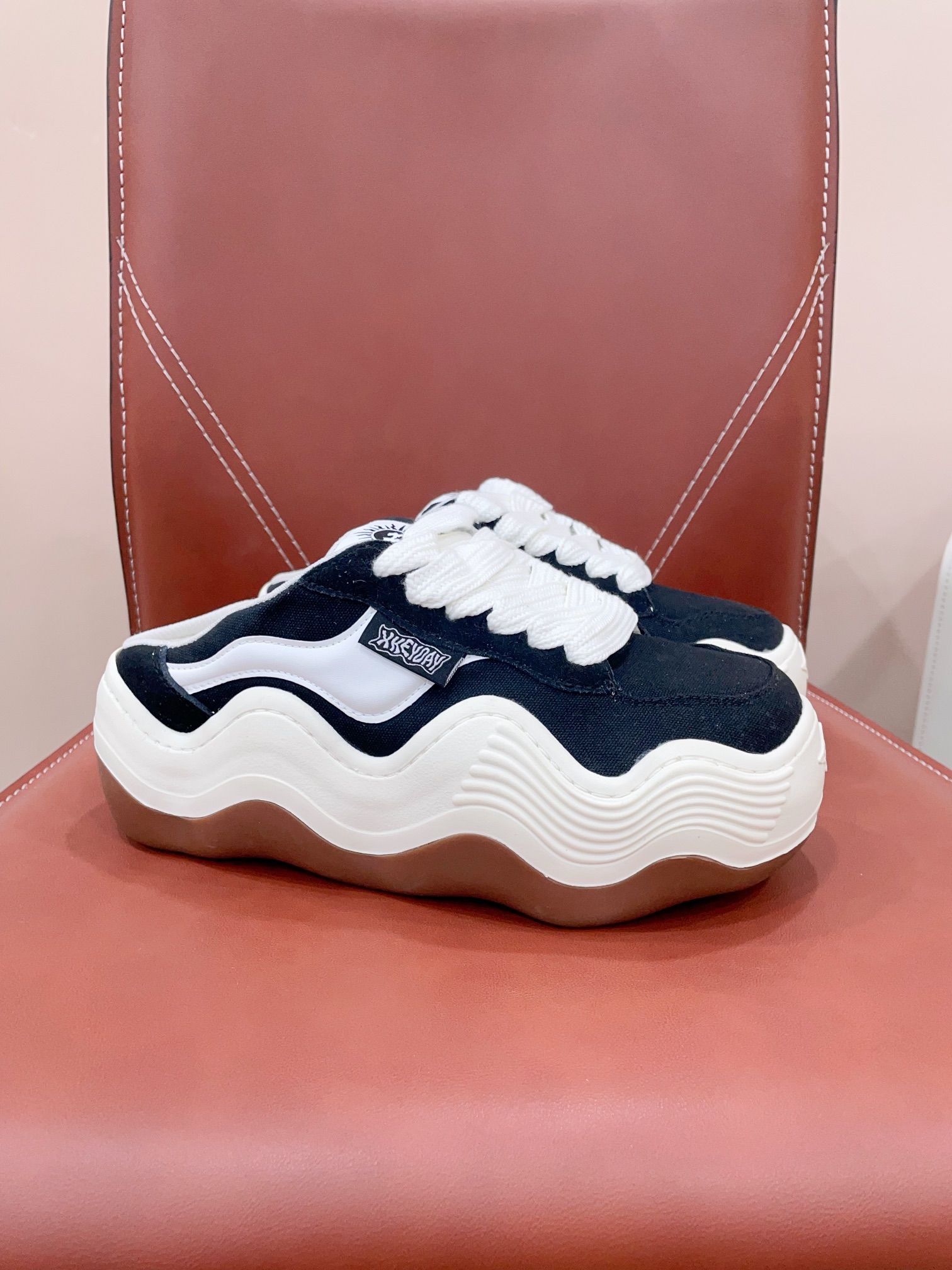 HEYDA Unveils 2024’s New Canvas Sneakers with Wave Soles and Imported Materials