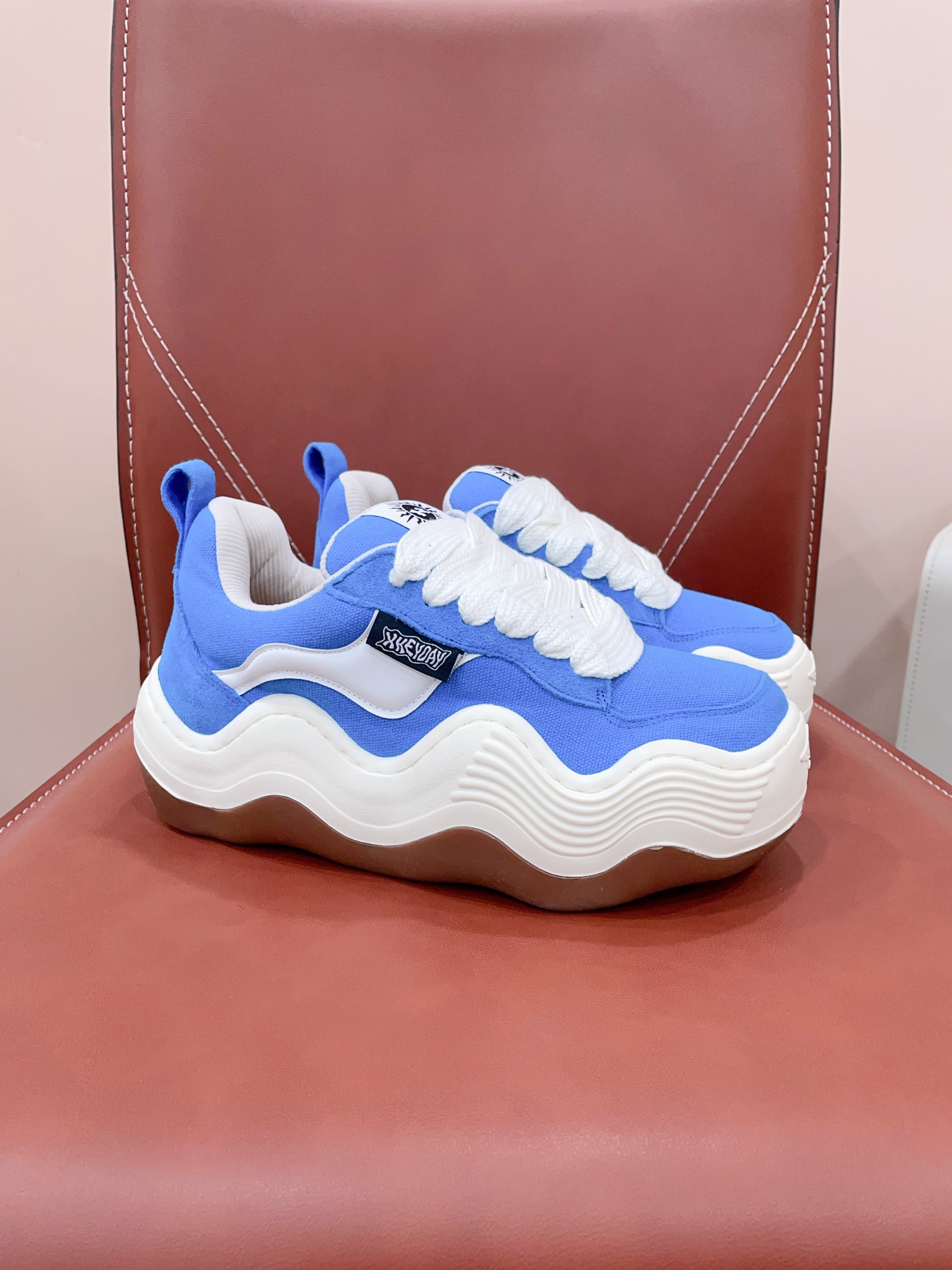 HEYDA Unveils 2024’s New Canvas Sneakers with Wave Soles for Superstar Comfort