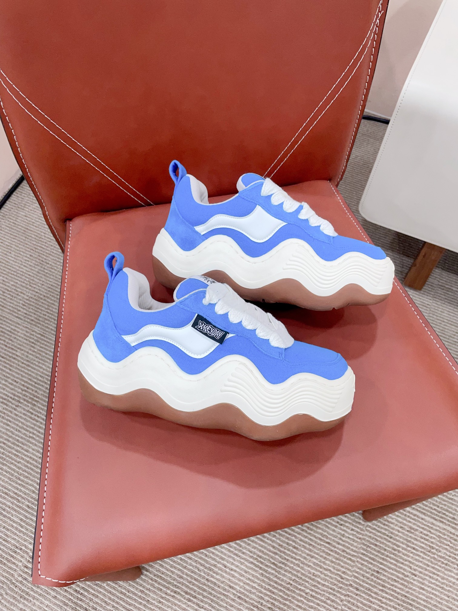 HEYDA Unveils 2024’s New Canvas Sneakers with Wave Soles for Superstar Comfort - 图片 3