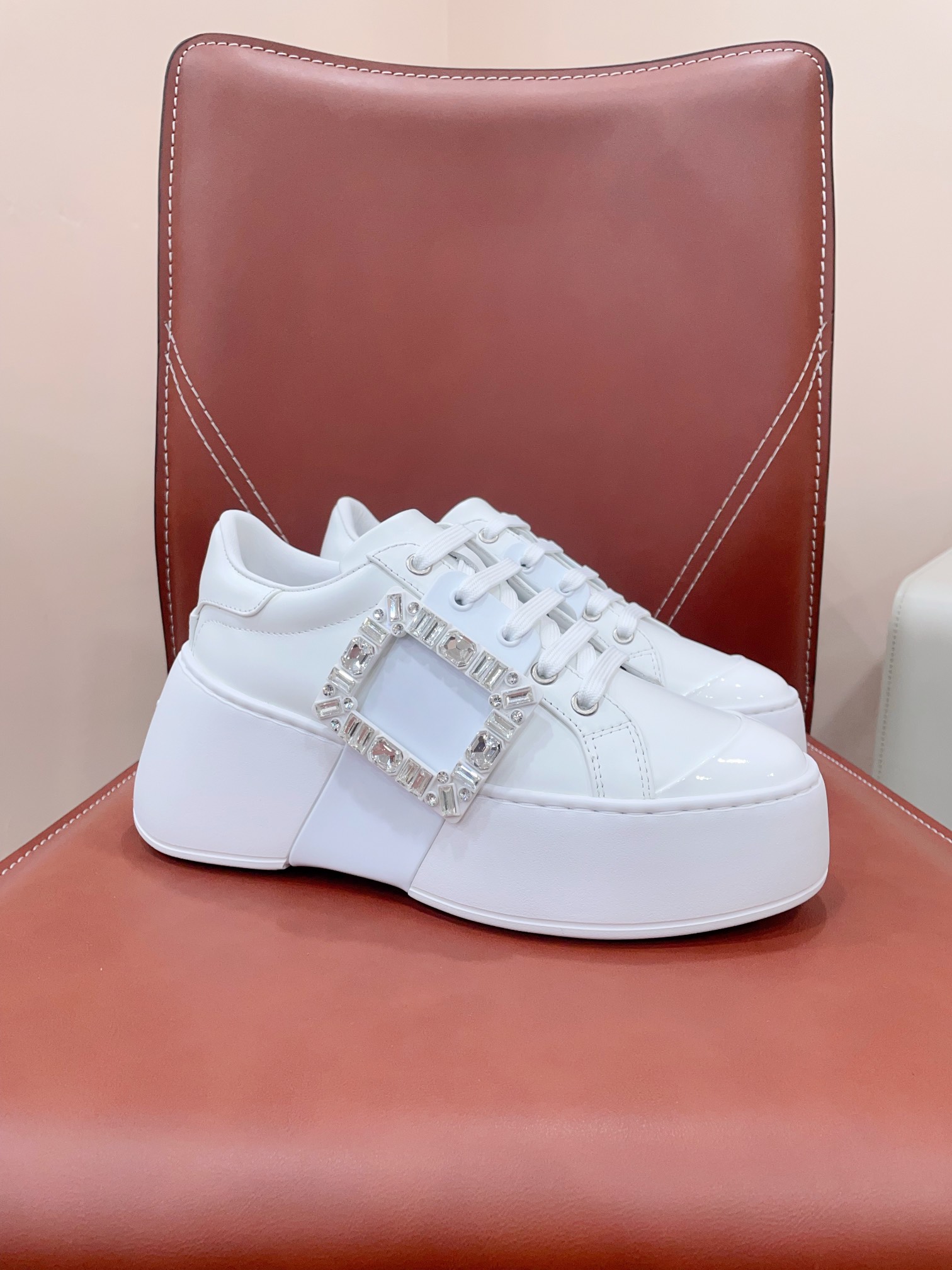 NO:614170,Certified RV|Viv'Skate series sports and casual white shoes, simple and elegant metal square buckle, nappa calfskin upper, super soft lambskin lining, patent leather toe cap, buckle decorated with brand buckle, simple and elegant, relaxed and elegant 35-40 (40 customized) The ultimate cost-effectiveness, no bargaining. Casual shoes/sports shoes, sneakers, cowhide, sheepskin19860909已认证  RV|Viv'Skate系列运动休闲小白鞋,,金属方扣简洁大方,鞋面纳帕小牛皮,内里超软小羊皮,鞋头拼接漆皮,扣带饰以品牌饰扣,简洁大方,轻松优雅 35-40(40定制） 极致性价比,不议价.,休闲鞋/运动鞋,sneakers,cowhide,sheepskin,Women's Shoes