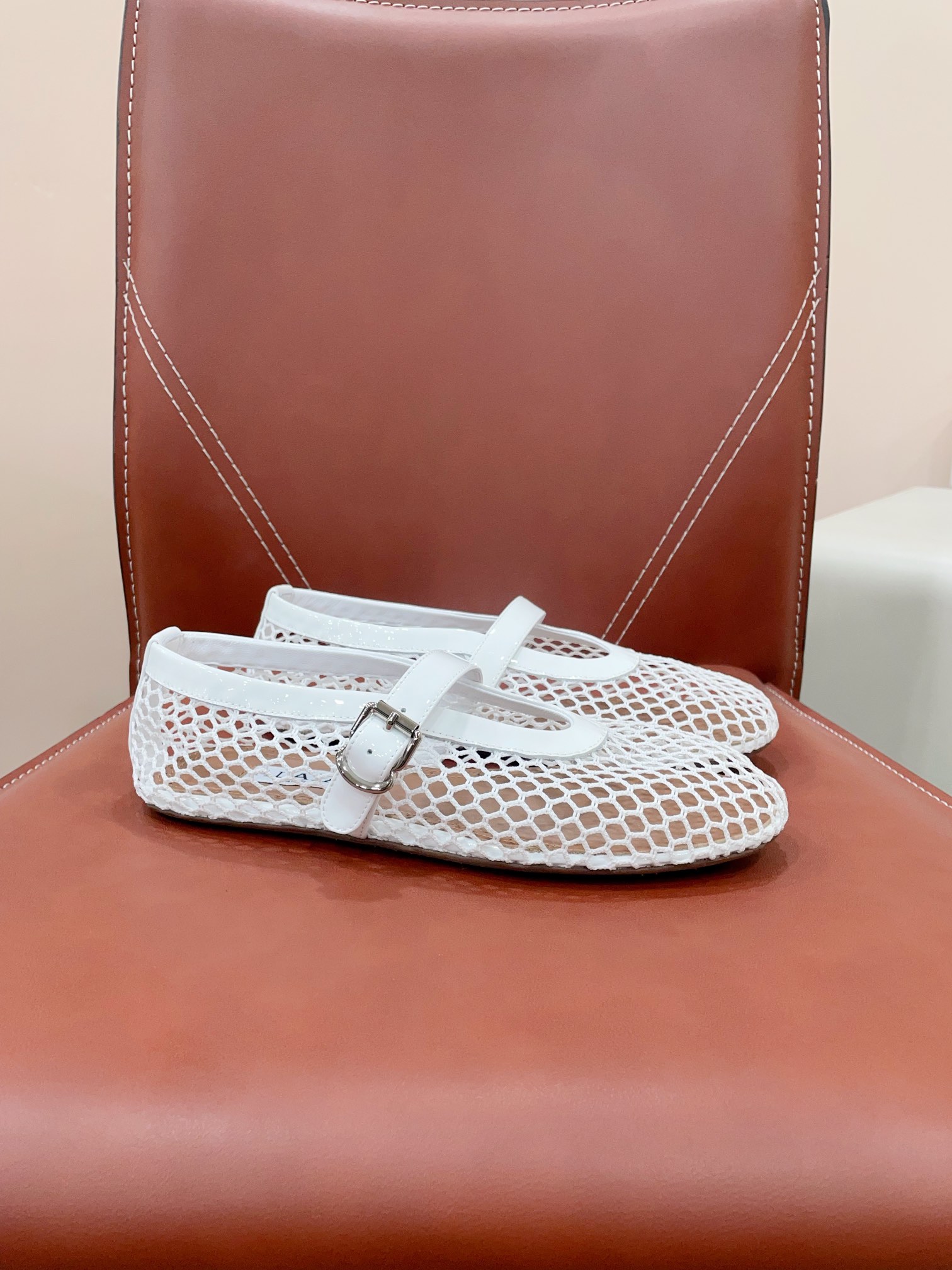 NO:165988,Certified * 24/Spring and Summer New Hollow Ballet Shoes Flat Sole Single Shoes The recently popular alaia has become popular all spring and summer. It is popular and popular stars and fashion bloggers are wearing it. It is elegant and high-end, and it is a must-have for fairies. The original custom cowhide fabric of the upper, inner lining, shelter inner lining, imported Italian leather soles 35-42 (customized on 41 42) The ultimate cost-effectiveness, no bargaining., ballet shoes, alaia, cowhide, sheepskin, Leather soles19860909已认证  * 24/春夏新款镂空芭蕾舞鞋平底单鞋 最近刷屏爆火的alaia 直接爆火了整个春夏季,人气超高明星、时尚博主都在穿,优雅高级,仙女必备 鞋面原版订制牛皮面料 内里羊皮内里 大底意大利进口真皮大底 35-42（41 42定做） 极致性价比,不议价.,芭蕾舞鞋,alaia,cowhide,sheepskin,Leather soles,Women's Shoes