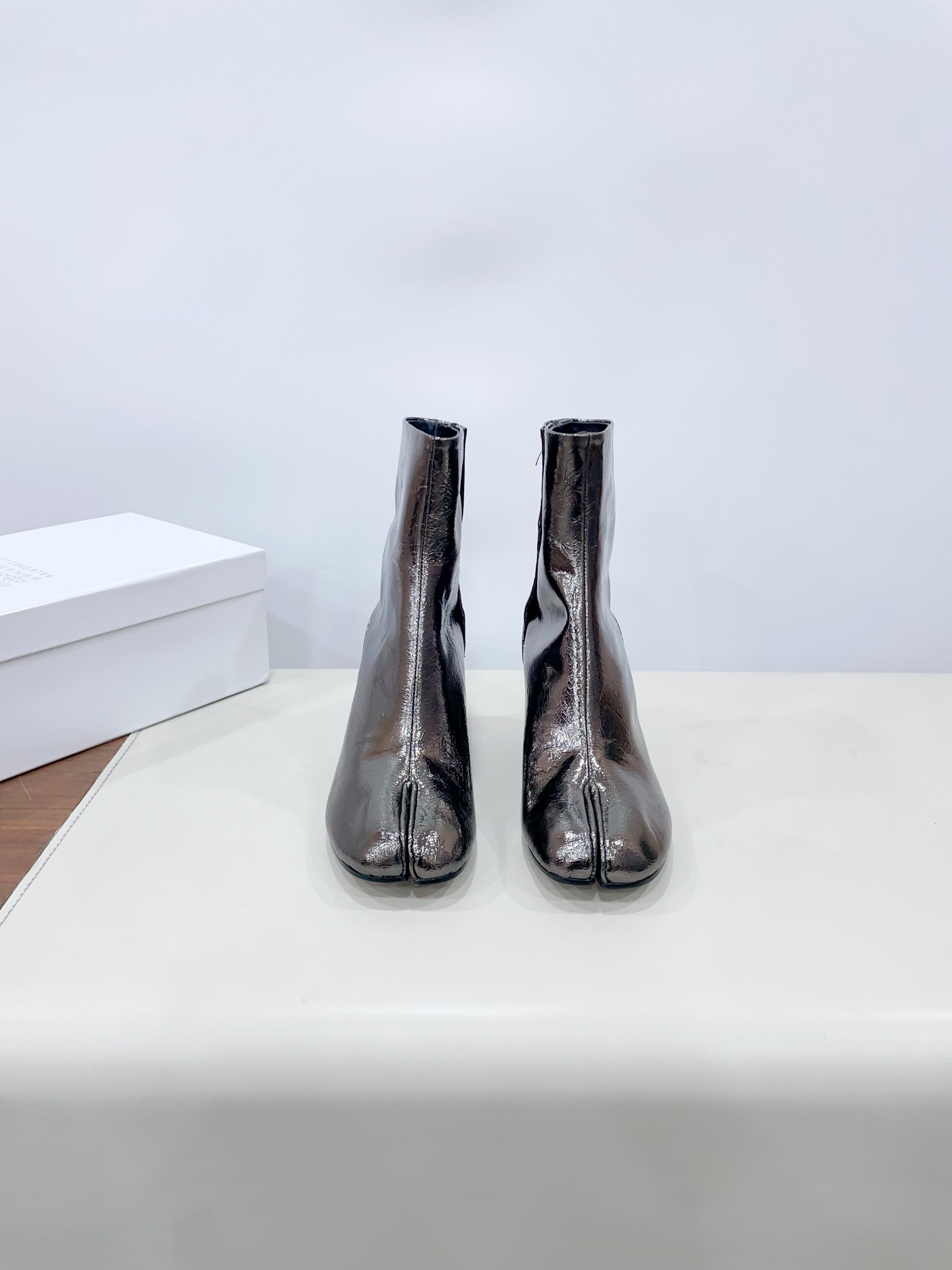 NO:262711,*6 Certified Maison Margiel*Magiel MM6 Exclusive new product highest version Buyer purchasing 1:1 perfect replica Pig trotter flat-soled split-toe tabi sandals single shoes Original open mold double-layer genuine leather sole Original last shoe shape is very generous, easy to control with various styles A boon of small short legs The upper body instantly becomes big and long legs, the upper foot is not restricted by routine, be yourself as you like ~ The fried chicken on the feet is soft and comfortable The upper upper is imported original leather inner original leather Outsole original Italian double-layer genuine leather sole 35-39 (customized for 40): Extreme cost-effectiveness, no bargaining., split-toe shoes, masion margiela, sandals19860909*6 已认证  Maison Margiel*玛吉拉MM6 独家新品最高版本买手代购1:1完美复刻 猪蹄平底分趾tabi凉鞋单鞋 原版开模双层真皮鞋底 原版套楦鞋型很大方 搭配各种风格都轻松驾驭 小短腿的福音 上身瞬间秒变大长腿 上脚不被常规所拘束,随心所欲做自己～上脚炒鸡柔软舒适 鞋面进口原版真皮 内里原版真皮 大底原版意大利双层真皮底跟 35-39(40定做） :  极致性价比,不议价.,分趾鞋,masion margiela,sandals,Women's Shoes