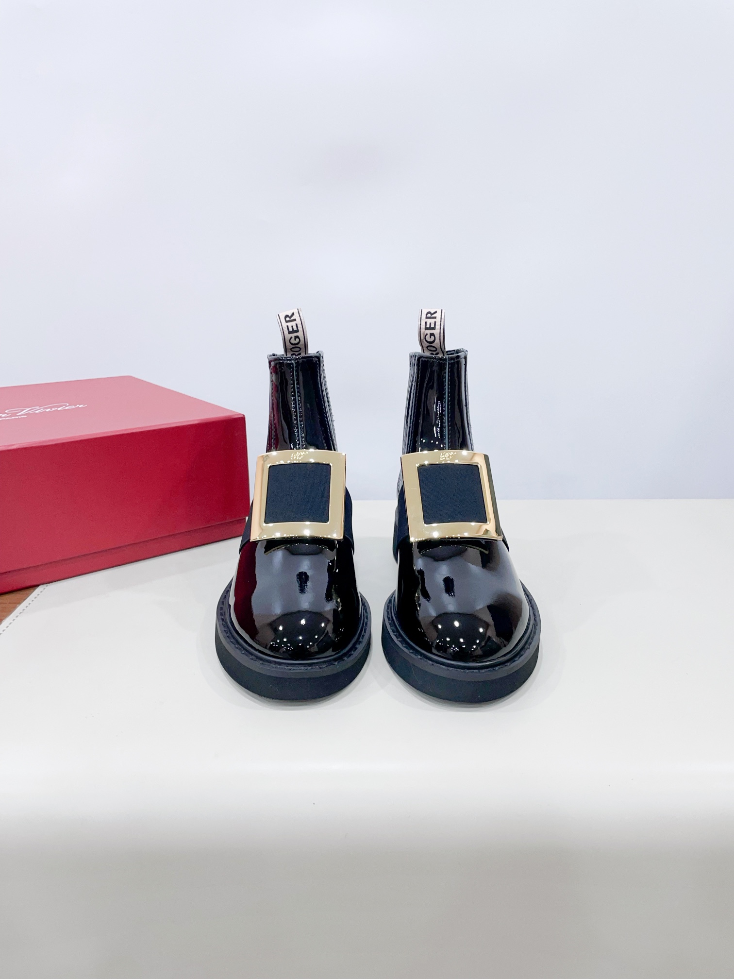 NO:614175,Price RogerVivie* autumn and winter official website launches classic patent leather short boots with diamond buttons. The original version is a 1:1 replica. The highest version is worn by many celebrities, Liu Wen and Tang Yan. No matter it is worn with skirts and trousers, it is casual yet elegant. It is one of the must-buy short boots for this autumn and winter. It will make a girl feel like wearing it. Fabric: Imported cow patent leather (will not burst at minus 20 degrees). Lining: soft sheep leather. Diamond buckle: original Swarovski K9 glass diamond, with the ultimate shine.  Outsole: original molded outsole, heel height 3.5Cm: 35-40 (customized for 40 women), extremely cost-effective, no bargaining for loose orders, boots, roger vivier, boots, skirts, sheepskin19860909Price RogerVivie*秋冬官网推出经典钻扣漆皮短靴,原版1:1复刻,最高版本刘雯唐嫣众多明星上脚,无论搭配裙装裤装休闲不失优雅,今年秋冬必买短靴之一,穿上少女心爆棚 面料:进口牛漆皮（零下20度不爆裂） 内里:柔软绵羊皮 钻扣:原版施华洛K9玻璃钻,闪度做到极致 大底:原版开模大底跟高3.5Cm :35-40（40女定制） 极致性价比,散单不议价,靴子,roger vivier,boots,skirts,sheepskin,Women's Shoes