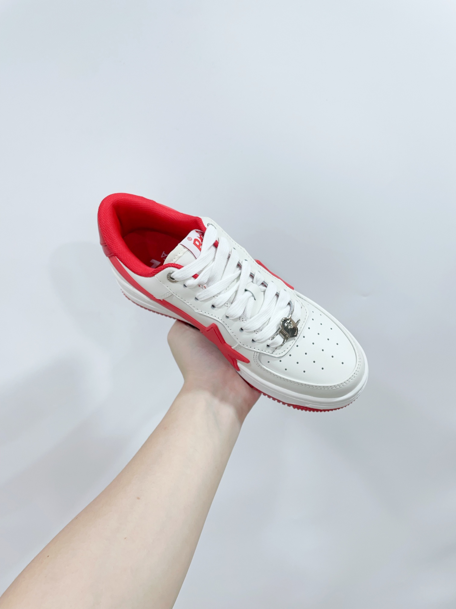 A BATHING APE Sneakers: Classic BAPE STA models with new colors and features. - 图片 4