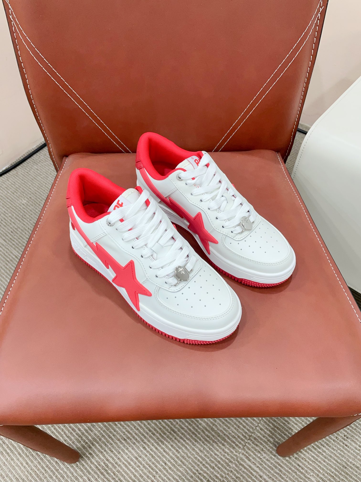 A BATHING APE Sneakers: Classic BAPE STA models with new colors and features. - 图片 3