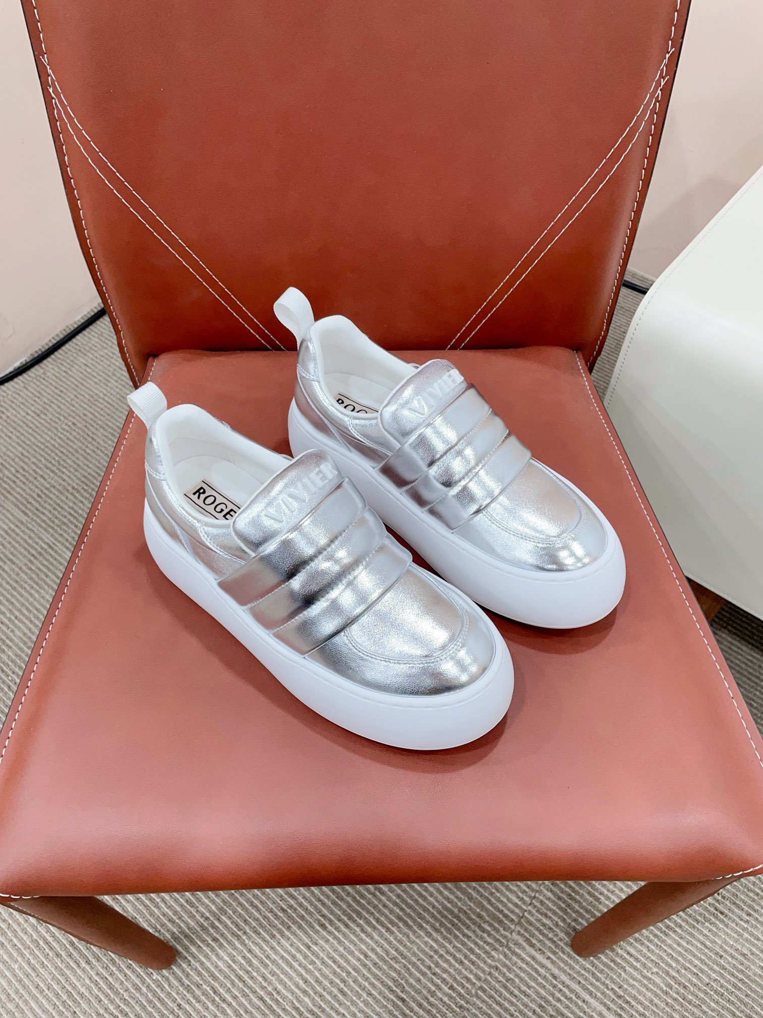 NO:614181,Price * Roger Vivier's new lambskin cloud loafers, casual thick-soled sneakers, ootd bread shoes, simple sports casual shoes draw on the space elements of the 1960s, attracting attention with their light feet and novel design. Made of quilted sheep nappa leather, the feet feel extremely comfortable, and the soles are also very soft, EVA  The outsole feels light on the foot, just like stepping on a yoga mat, and the height of about 6cm makes the body more upright. The upper is decorated with rounded buckles, which is cute and cute. It can easily add casual details to the urban Vivian beauty style. : 35-40 (customized for 40 women) The ultimate cost-effectiveness, no bargaining for loose orders, loafers, loafers, sneakers, sheepskin19860909Price * 罗杰·维维亚新款小羊皮云朵乐福鞋 休闲厚底运动鞋 ootd面包鞋 简便运动休闲鞋汲取60年代的太空元素,以脚感轻便和新颖设计吸引眼球.以衍缝绵羊纳帕皮革制成,脚感极为舒适,鞋底也十分柔软, EVA 外底脚感轻盈,宛如踩在瑜伽垫上,6cm左右的高度更显挺拔身姿.鞋面上点缀圆角饰扣,俏皮可爱.轻松为都市维维亚佳人造型增添休闲细节. : 35-40（40女定制） 极致性价比,散单不议价,乐福鞋,loafers,sneakers,sheepskin,Women's Shoes