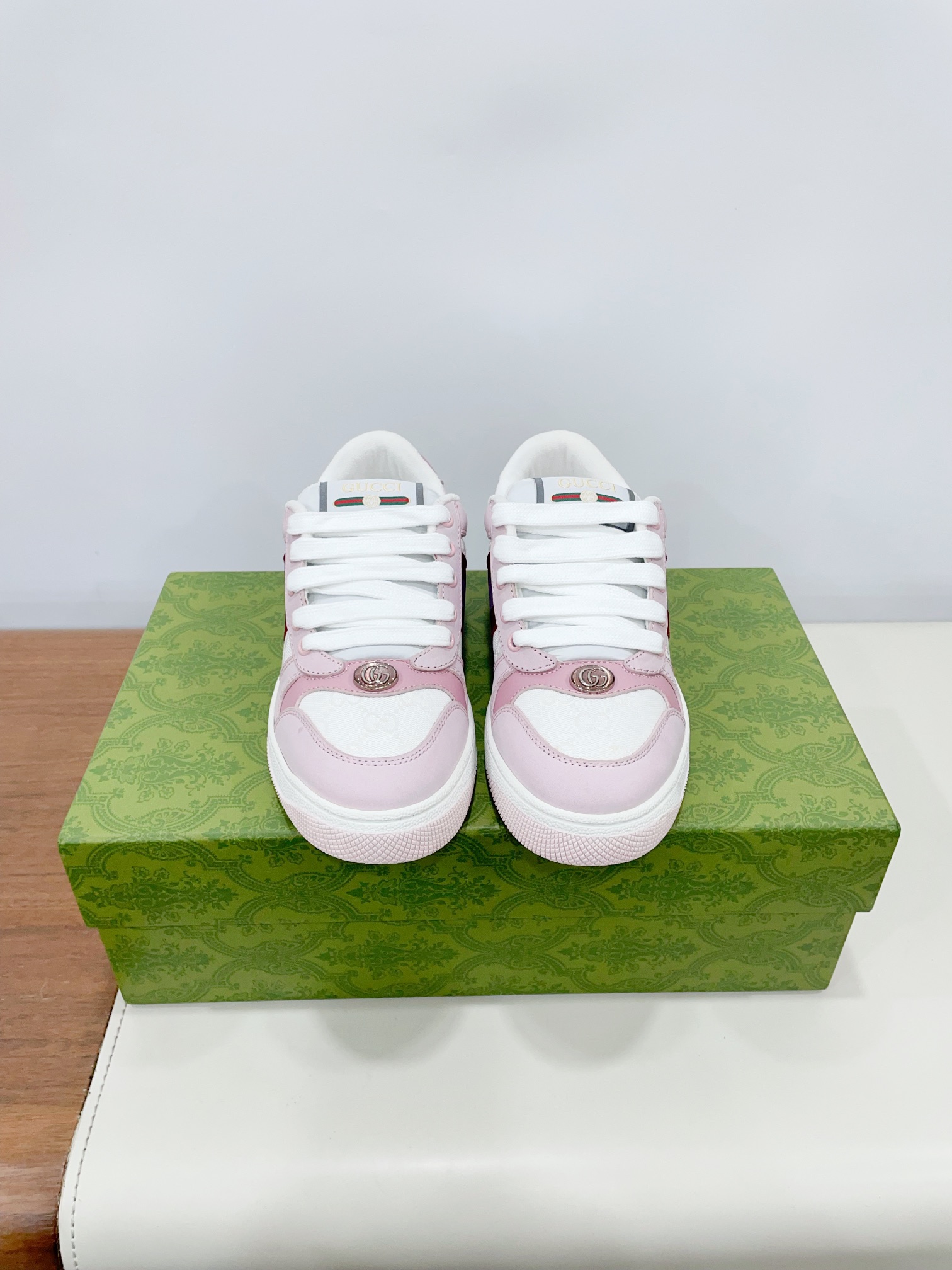 NO:174209,Certified Classic Hot Small Dirty Shoes G Small Dirty Shoes Classic Casual Couple Style, Retro Shoes Old G Home Dirty Shoes, Synchronized counter updates!  ① The upper is added with the original consistent water-based edge coating process. The ordinary oil edge on the market has too strong glue and is easy to fall off!  A-grade top layer matte leather (with pores) / paired computer embroidered double G cloth, high-density towel velvet inside. ② PVC transparent small round mark sealing line is added to the details of the midsole. Six-time mold opening is customized with jewelry technology, and the two-color double G buckles are customized, striving to be the same as the original version, and a pair of buttons is more than 3 times more expensive than ordinary buckles on the market. ③ Aged two-color washing mark, the chip is placed on the right foot and the phone is close to the official website, the entire shoe is completely short-cut rubber process, TUP material (differentiated market rubber) is equipped with the latest green packaging of the counter, 3D printed handbag, and a shoelace. Enter and exit the counter, without any pressure, purchase the original version 1:1 accurately replicated, repeatedly modified and upgraded. The details are perfectly restored, and the materials are customized, truly reaching the top level. Please see the details clearly and determine the quality. The upper top layer matte cowhide / embroidered double G cloth  Inner original high-density fluff inner lining, foot pad original pearlescent sheepskin, large sole private mold vacuum TPU material, packaging counter original top-level full set of packaging, women's size 35-40, men's size 39-44 (men's size 38, 45 customized, no return and exchange) Extreme cost-effectiveness, no bargaining., casual shoes/sports shoes, gucci, sneakers, cowhide, sheepskin19860909已认证 经典火爆小脏鞋 G小脏鞋经典休闲情侣款,复古板鞋做旧G家脏脏鞋,同步专柜更新！ ①鞋面增加原版一致的水性涂边工艺市场上的普通油边胶感太强又容易掉！A级头层磨砂皮（带毛孔）/对版电脑刺绣双G布,内里高密度毛巾绒. ②中底板细节上增加了PVC透明小圆标封线,六次开模采用滴珠宝工艺定制双色双G扣,力求做到和原版一样,一对扣子比市面普通扣贵3倍以上. ③做旧双色水洗标,芯片置放于右脚外腰上手机靠近跳入官网,整个鞋子完全做空胶工艺,TUP材质（区分市场橡胶）配专柜最新款绿色包装,3D印花手提袋,配一幅鞋带. 出入专柜,毫无压力,购买原版1:1精准复刻,反复修改升级.细节做到完美还原,材料均为定制,真正做到最顶级,请各位看清细节认准品质. 鞋面头层磨砂牛皮/刺绣双G布 内里原版高密度绒毛内里 垫脚原版珠光羊皮 大底私模抽真空TPU材质 包装专柜原版顶级全套包装 女码35-40,男码39-44 (男码38,45定做不退换） 极致性价比,不议价.,休闲鞋/运动鞋,gucci,sneakers,cowhide,sheepskin,Women's Shoes