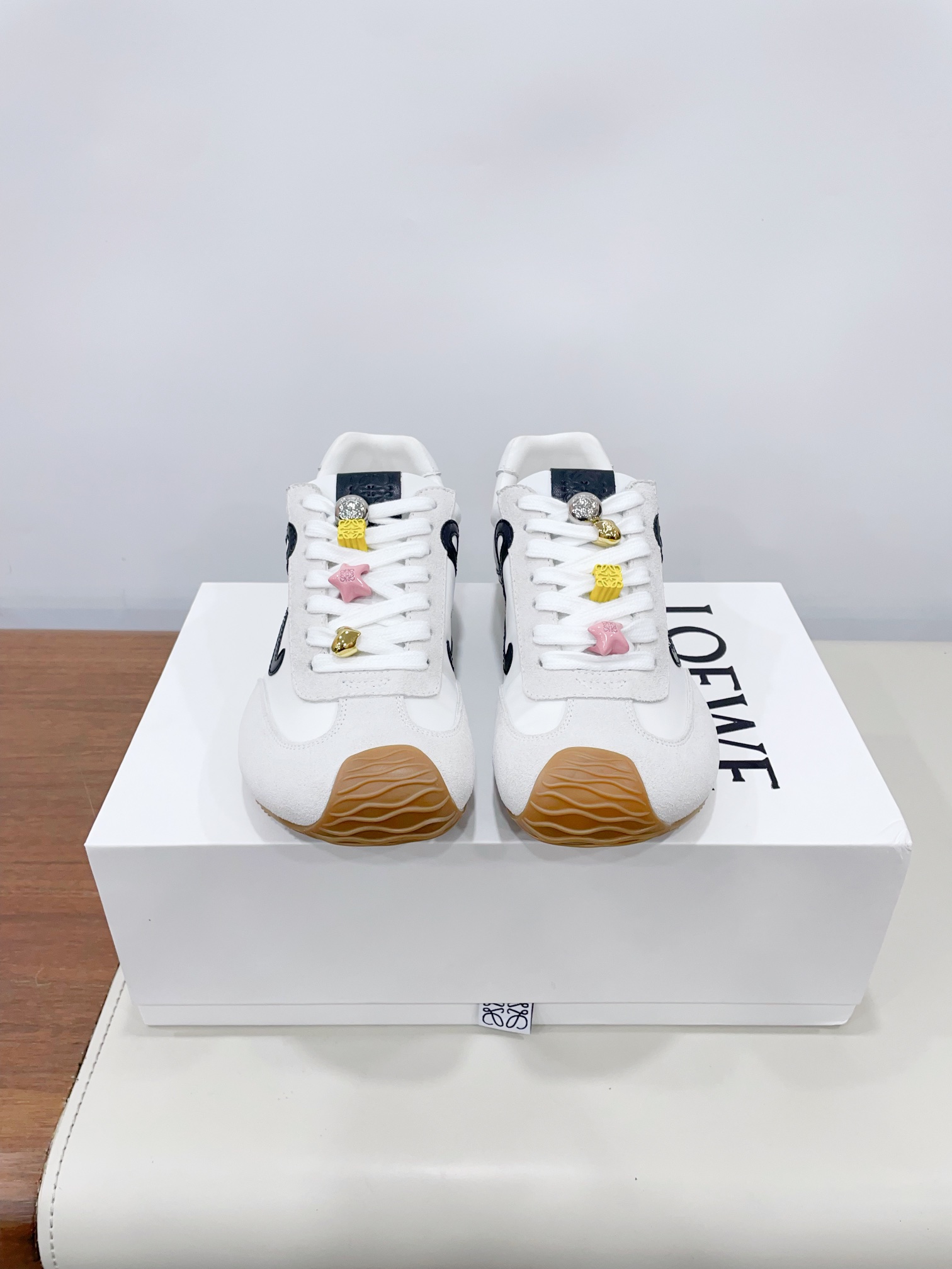 NO:174218,Price: Buttoned Loew& 25ss new Paris fashion balletrunne ballet sneakers Forrest Gump shoes classic love at first glance!  The minimalist style of splicing is really the ultimate!  It's so versatile. You can wear it casually and be very high-end and light, and you can go shopping without any pressure!  It is invincible and comfortable to wear on your feet, light and without weight. I really love it when I go out!  There is a little bit of heightening without hitting the feet. The upper cowhide splicing original fabric, inner sheepskin, original wear-resistant rubber combination sole: 35-40 (customized for 40 women) Extreme cost-effectiveness, scattered orders and no bargaining, casual shoes/sports shoes, loewe, sneakers, cowhide, sheepskin19860909Price:扣子款 Loew& 25ss新款巴黎时装 balletrunne芭蕾运动鞋 阿甘鞋 经典一眼就爱上的！拼接的极简风格真的做到极致！实在太百搭,随便穿搭就可以很高级,很轻便,逛街暴走无压力！ 上脚无敌舒适,轻盈无负重感,出街真的爱了！不打脚还有点小增高 鞋面牛皮拼接原版布料 内里羊皮 鞋底原版耐磨橡胶组合大底 : 35-40（40女定制） 极致性价比,散单不议价,休闲鞋/运动鞋,loewe,sneakers,cowhide,sheepskin,Women's Shoes