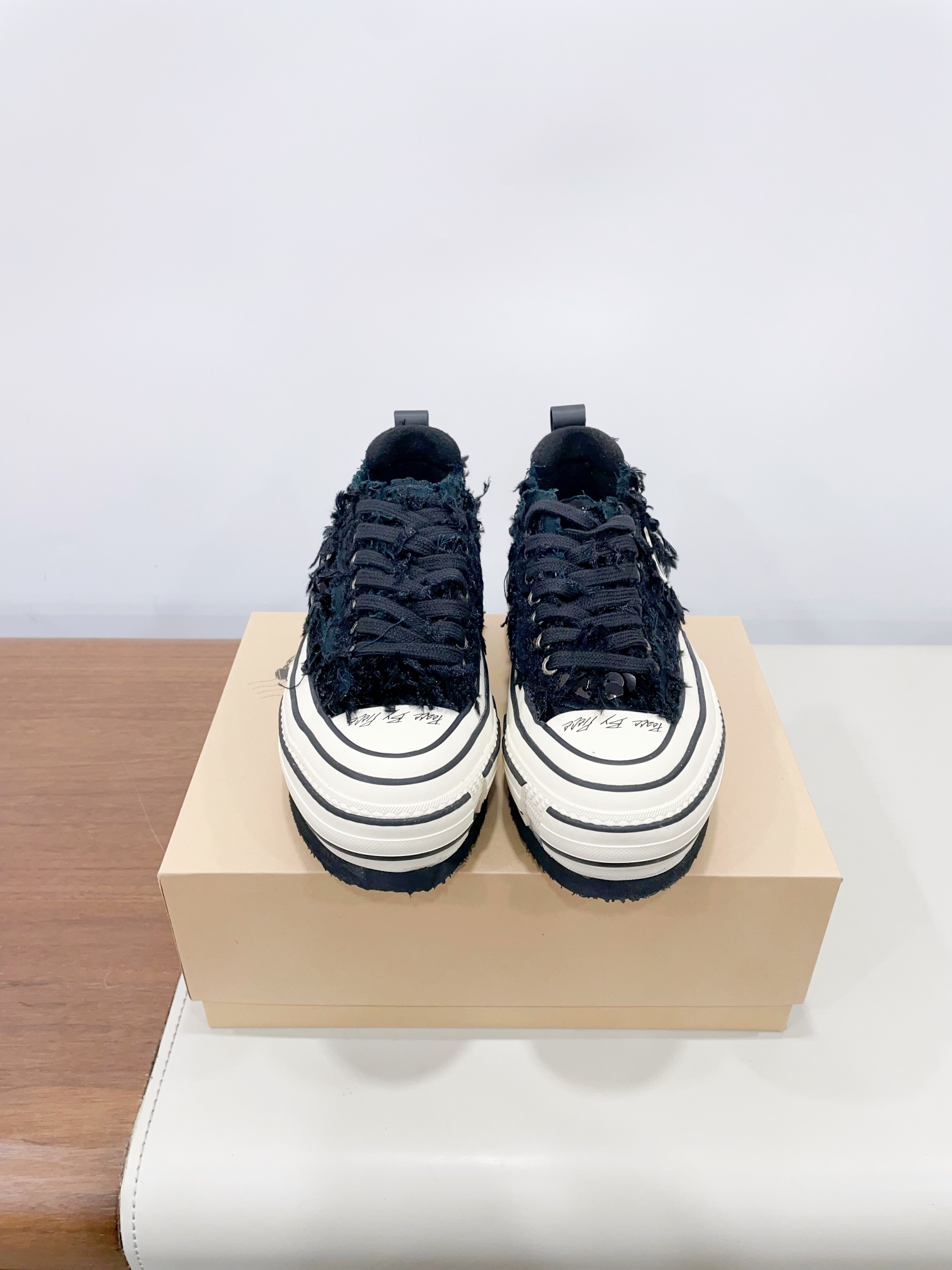 NO:174183,Price xVESSE* double-standard pert* shoes/open-mouthed canvas shoes. Trendy and high-quality products, quality assurance. Wide toe design increases toe space and improve comfort. The heel is added with independent foam to effectively prevent the back of the foot from getting worn and discomfort, providing considerate care. The double-standard ladder-type design increases the overall height of the shoe, lengthens the leg lines, and fills the visual effect. The outsole of the shoe adopts vulcanization process. : 36-44 (customized by 40 women and 45 men) Extreme cost-effectiveness, scattered orders and no bargaining, casual shoes/sports shoes, sneakers19860909Price xVESSE*双标pert*鞋/开口笑内增高帆布鞋 潮流精品,品质保证 加宽鞋头设计增加脚趾空间,提升舒适度.脚后跟处增添了独立泡棉有效防止脚后磨损欲不适, 提供贴心呵护.双标爬梯式设计提升鞋型整体高度,拉长腿部线条,视觉效果拉满. 鞋子大底均采用硫化工艺. : 36-44（40女45男定制） 极致性价比,散单不议价,休闲鞋/运动鞋,sneakers,Women's Shoes