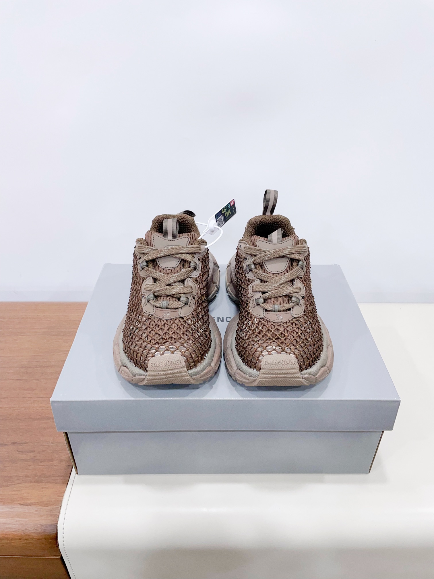 NO:174222,Price420 Balenciag*Balenciag* Latest Drill 3XL Sneake* Series Couple Model Sneaker Original RMB Purchase and Development Production Balenciag* 3XL Sneaker The overall shoe shape draws on the creative ideas of the two shoe shapes of Balenciag* Track and Balenciaga Runner. It is equivalent to removing the outer frame of the Track shoe body and inheriting the streamlined shape of Runner and the Track flat toe. Mesh diamonds are added to the upper body bingbing super flash fabric: original custom imported technology fabric   mesh inner lining: original custom breathable mesh Outsole: original opening model ultra-light MD combination rubber sole Sole thickness: 5CM: 35-45 (40 for women and 45 for men)  Extreme cost-effectiveness, no bargaining, casual shoes/sports shoes, balenciaga, balenciaga, manolo blahnik, sneakers19860909Price420 Balenciag*巴黎世家 最新钻钻3XL Sneake*系列 情侣款 运动鞋 原版RMB购入开发 做货 Balenciag* 3XL Sneaker 整体鞋型汲取了Balenciag* Track和Balenciaga Runner两款鞋型的创作思路 相当于把 Track鞋身的外框拆了下来 同时继承了 Runner的流线造型和 Track扁平的鞋头.在鞋面全身加了网纱钻 bingbing超级闪 面料: 原版定制进口科技面料 网面 内里: 原版定制透气网里 大底: 原版开模超轻MD组合橡胶底 底厚: 5CM : 35-45（40女45男定制） 极致性价比,散单不议价,休闲鞋/运动鞋,balenciaga,balenciaga,manolo blahnik,sneakers,Women's Shoes