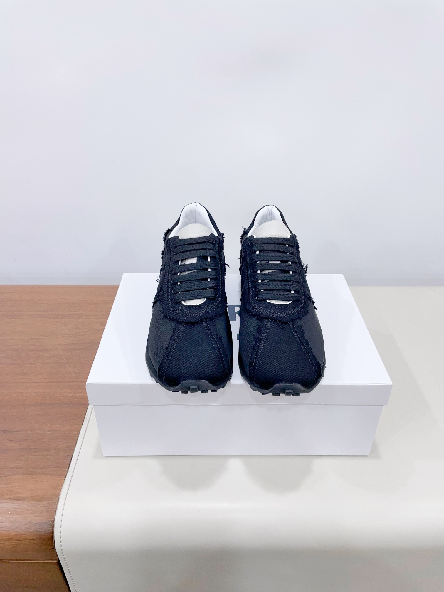 NO:174189,Price The Ro* Spring and Summer New Mica Forrest Gump Shoes The latest sports shoes use the upper of the shoe is a worn canvas design, which is a bit of a margiel-like feeling, very personality, and it is also handsome and has a very comfortable foot feeling. The material of the sole has an anti-slip particle and a cushioning effect, so that the foot feels more comfortable during daily walking. The upper fabric is special wool reverse fabric   high-performance nylon synthetic breast pure handmade loose mouth made of pure handmade lambs imported inside. The inner full-grain mixed-bred sheepskin high-density Eva   rubber anti-slip particle cushion: 35-40 (customized for 40 women) Extreme cost-effectiveness, single-single-free and non-bargaining, casual shoes/sports shoes, sneakers, sheepskin19860909Price The Ro*春夏新款mica阿甘鞋 最新款运动鞋采用的鞋面是破旧帆布的设计,有点margiel*的感觉,很有个性,同时兼并着帅气,脚感非常的舒适 大底的材料有防滑颗粒同时有缓冲的效果,在日常的行走中可以脚感更加的舒适 鞋面面料特殊羊毛反布 高性能尼龙合成毛边纯手工散口制作 内里进口全粒面混种羊皮 大底高密度Eva 橡胶防滑颗粒缓冲 : 35-40（40女定制） 极致性价比,散单不议价,休闲鞋/运动鞋,sneakers,sheepskin,Women's Shoes