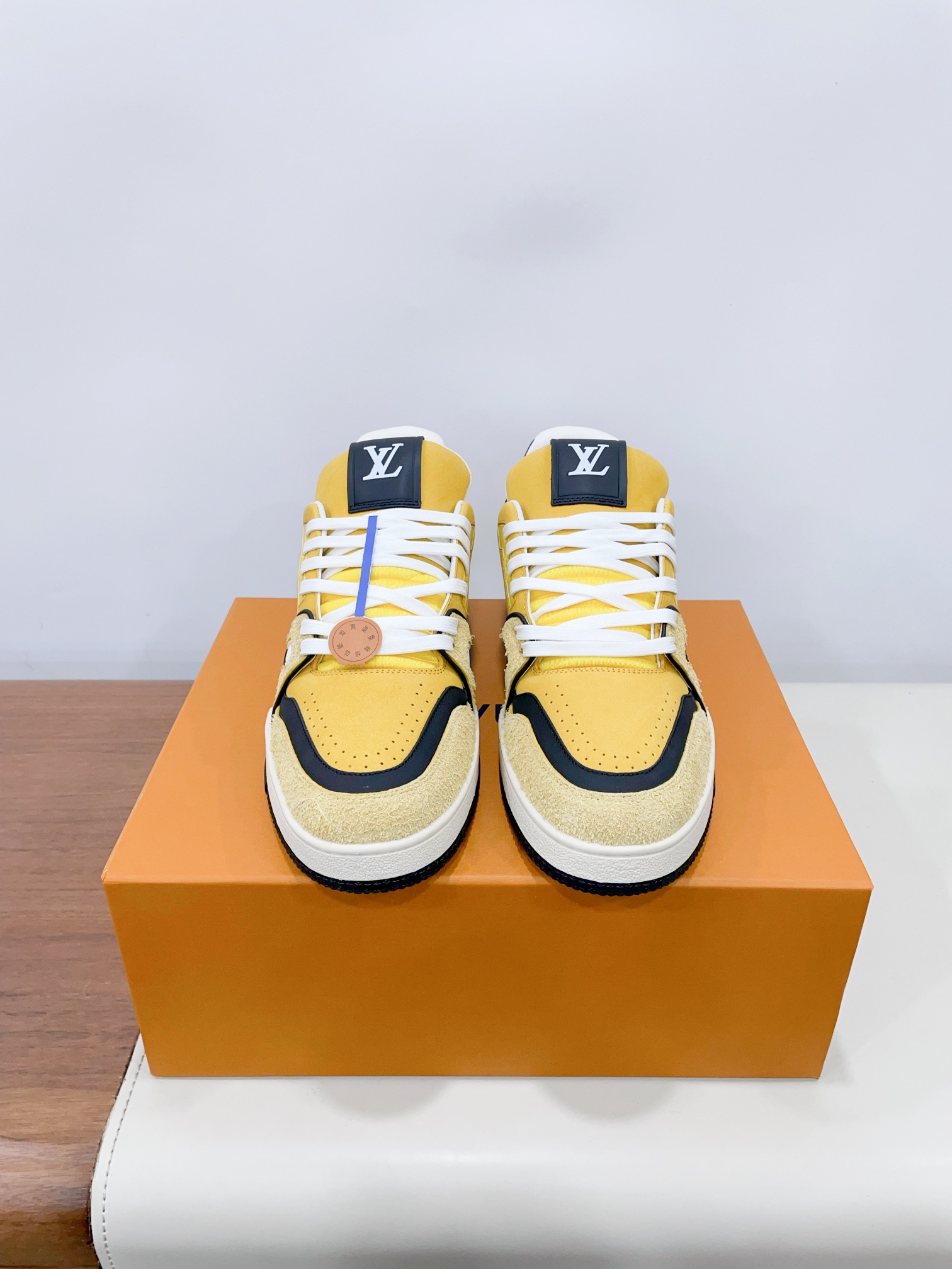 NO:129951,Price Louis Vuito* New LV Trainer series of board shoes and basketball shoes casual sneakers LV Trainer sneakers are classic creativity inspired by designer Virgil Abloh by retro basketball shoes. This time, smooth cowhide leather and Monogram embossed grain cowhide leather, and then Monogra* flowers embellish the rubber outsole, reflecting the eye-catching jump in the integrated color!  Original imported fabric top layer cow back velvet inner lining original customized breathable net sole original open mold double color TPU combination sole thickness about 3cm 39-45 (45.46 men do not return or exchange) Extreme cost-effectiveness, no bargaining., casual shoes/sports shoes, louis vuitton, louis vuitton, louis vuitton, louis vuitton, sneakers, cowhide19860909Price Louis Vuito* 路易威登 ss新款 LV Trainer系列板鞋篮球鞋 休闲运动鞋 LV Trainer运动鞋是由设计师Virgil Abloh由复古篮球鞋激发的经典创意,此次拼接光滑牛皮革和Monogram压纹粒面牛皮革,再以Monogra*花卉点缀橡胶外底,映现一体色彩中的醒目跳跃！ 面料原版进口头层牛反绒 内里原版定制透气网里 鞋底原版开模双色TPU组合大底 底厚约3cm 39-45（45.46男不退换） 极致性价比,不议价.,休闲鞋/运动鞋,louis vuitton,louis vuitton,louis vuitton,sneakers,cowhide,Women's Shoes