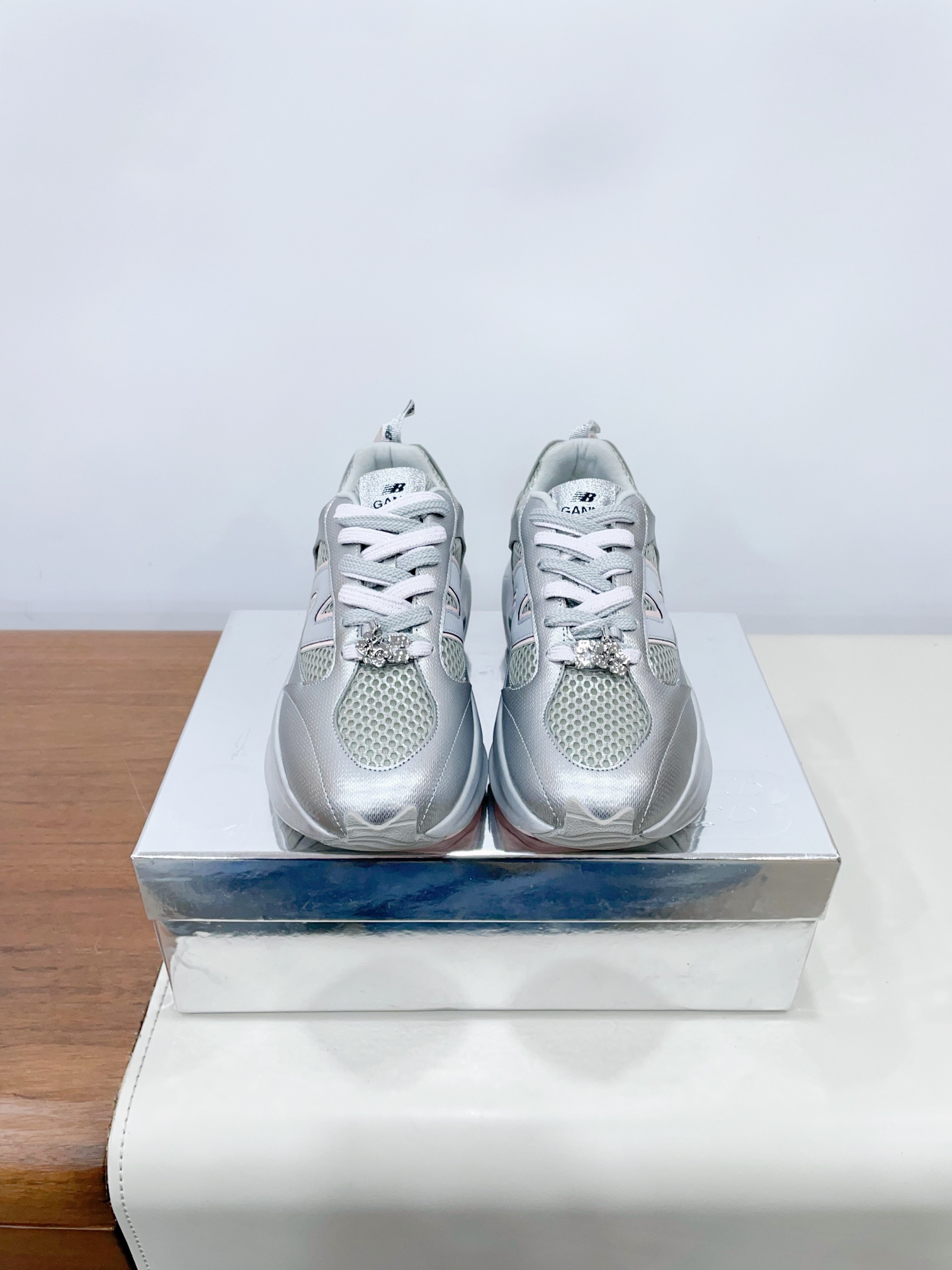 NO:129953,Price Ganni x New BALANC* NB joint Fresh Foa* sports shoes Fresh Foam sports shoes are equipped with the latest innovative Fresh Foa* sole, which has super cushioning performance, bringing excellent support and comfort experience to all-weather wear. The use of breathable materials ensures air circulation in the shoes, making it an ideal choice for daily activities ~ exercise and fitness!  The design of the tongue and heel is a joint logo, which is very unique. The fine details on the upper are incorporated into Ganni's iconic butterflies, adding a unique style to this sneaker and reflecting Ganni's lively and playful design concept. 35-40 (40 women will not return or exchange) Extreme cost-effectiveness, no bargaining., casual shoes/sports shoes, sneakers19860909Price Ganni x New BALANC* NB联名 Fresh Foa*运动鞋 Fresh Foam运动鞋搭载有最新创新Fresh Foa*鞋底,拥有超强的缓震性能,为全天候穿着带来卓越的支撑与舒适体验.采用透气材料,确保鞋内空气流通,使之成为日常活动~运动健身的理想选择！ 鞋舌与鞋跟上设计有联名标识,极具个性.而鞋面上细闪细节,融入了Ganni标志性的蝴蝶,为这款球鞋增添了一抹独特风情,体现了Ganni活泼俏皮的设计理念. 35-40（40女不退换） 极致性价比,不议价.,休闲鞋/运动鞋,sneakers,Women's Shoes