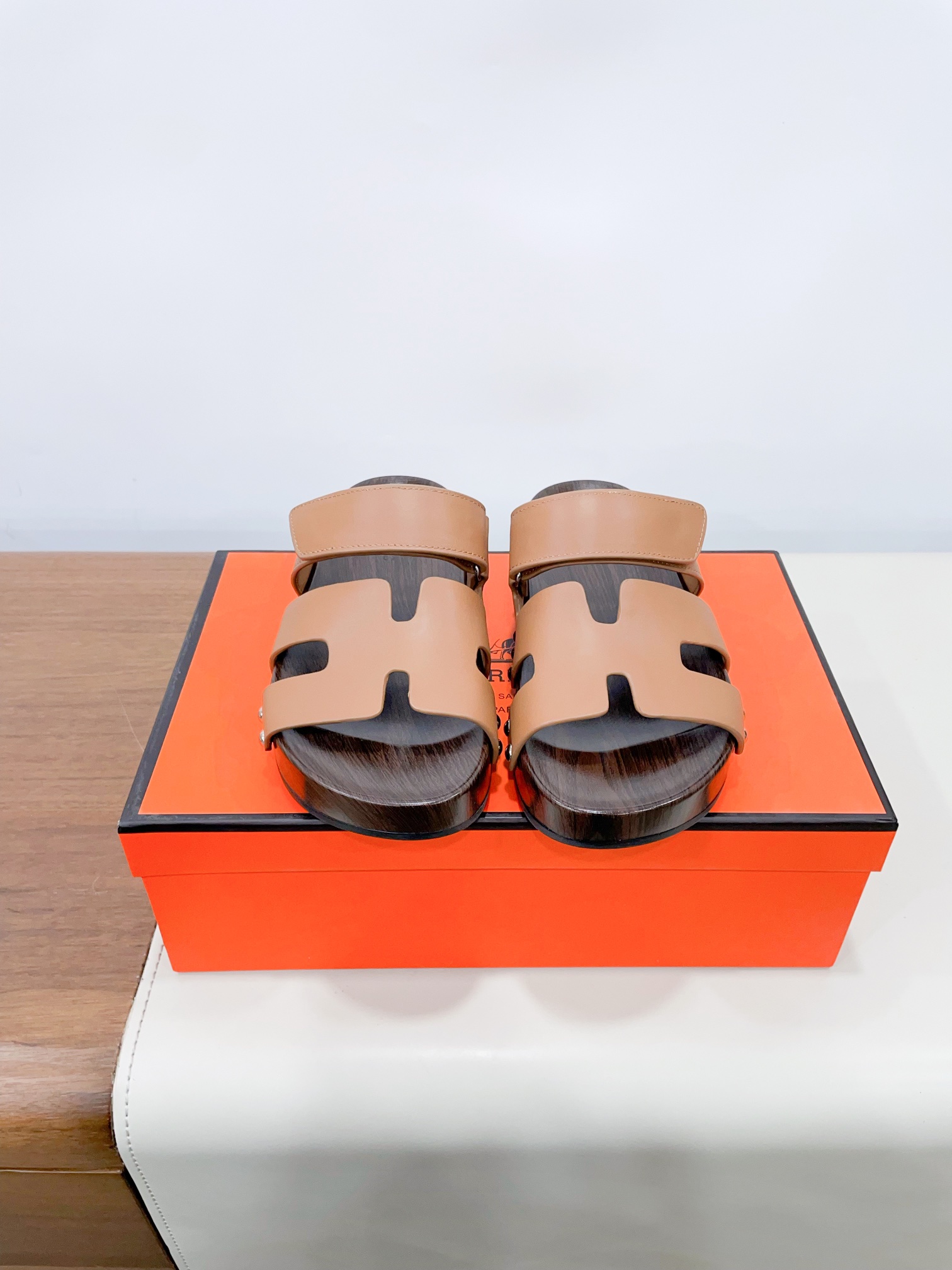 NO:129947,Price Hermes Classic Second Uncle H Velcro Thick Sole Wooden Clog Slipper Second Uncle Slippers Summer Favorite It seems to have a kind of magic. The more you look, the better it looks. Fashion is a cycle. The clogs are nailed and the design is retro and fashionable~ It is not as fashionable as you wear barefoot or with colorful socks. Classic and versatile!  Super beautiful and cute, so beautiful!  The fabric is made of customized imported cowhide, inner foot pad water dyed cowhide, original sole open mold solid wood sole combination rubber sole 35-40 (40 women will not return or exchange) Extreme cost-effectiveness, no bargaining., slippers, hermes, hermes, slippers, cowhide, socks19860909Price Herme* 爱马仕 经典二舅H魔术贴 厚底木屐拖鞋 二舅拖鞋夏天的最爱 仿佛是有一种魔力 越看越好看 时尚就是个轮回,木屐打钉设计复古时髦～ 光脚或者搭配个彩色袜子穿都时髦的不行 经典百搭！ 超好看超可爱简直美不胜收啊！ 面料采用定制进口牛皮 内里垫脚水染牛皮 鞋底原版开模实木底组合橡胶大底 35-40（40女不退换） 极致性价比,不议价.,拖鞋,hermes,hermes,slippers,cowhide,socks,Women's Shoes