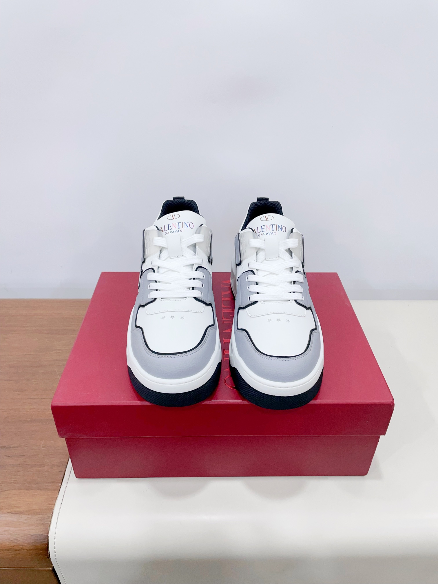 NO:129949,Price *Valentino couple casual sneakers series Valentino new couple sneakers are on sale. The original ZP is being purchased and disassembled. Repeated version and modification. The force must be restored one to one!  Top luxury masterpiece Signature five-pointed star design Soft and comfortable leather Spliced ​​contrasting colors bring excellent elegant texture and excellent comfort on the feet Top purchasing version upper imported calf leather surface/original oil edge craftsmanship Outsole original development two-color combination outsole Packaging original configuration full set 35-45 (40 women and 45 men do not return or exchange) Extreme cost-effectiveness, no bargaining., casual shoes/sports shoes, valentino, valentino, sneakers, cowhide19860909Price *华伦天奴  情侣款休闲运动鞋系列 Valentino 新款情侣运动鞋 火爆发售. 原版ZP入购拆解. 反复打版调改. 力要一比一还原！顶级奢华力作 招牌五角星设计 柔软舒适的真皮 拼接撞色 带来卓越优雅的质感 与极佳的上脚舒适感 顶级代购版本鞋面进口小牛皮面/原版油边工艺 大底原版开发双色组合大底 包装原版配置全套包装  35-45（40女45男不退换） 极致性价比,不议价.,休闲鞋/运动鞋,valentino,valentino,sneakers,cowhide,Women's Shoes