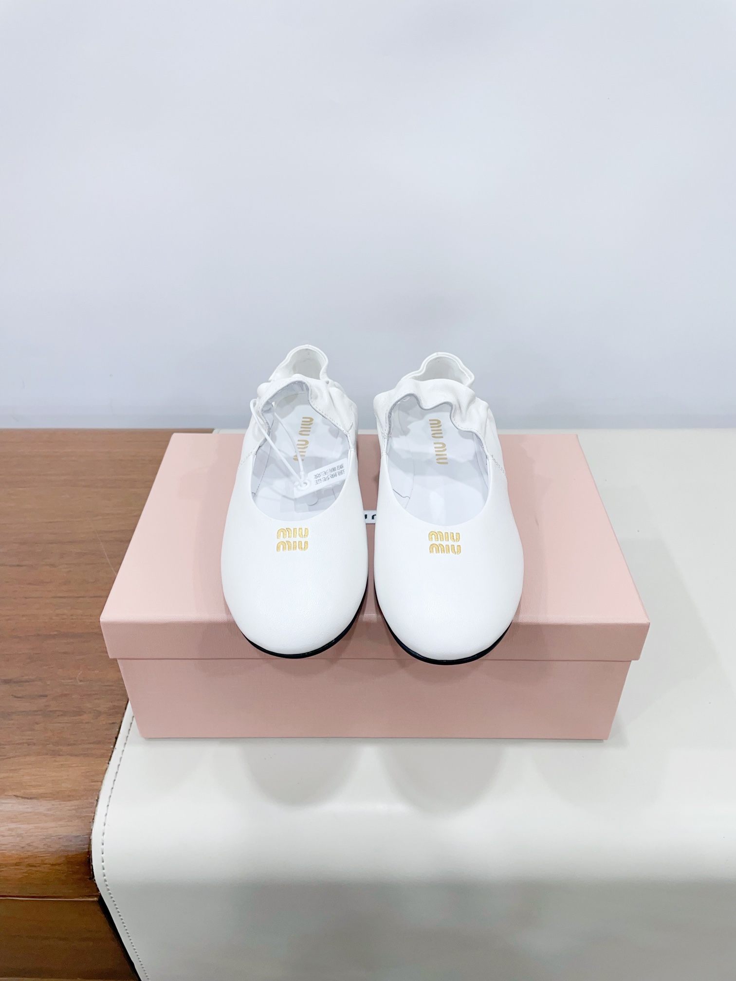 NO:129965,Price MiuMi* 25ss Early Spring Show new style of lazy shoes, Mary Jane ballet shoes, flat shoes, official spring and summer show new style, fashionable and versatile, salty and sweet, not polished at all, whether worn barefoot or socks, it will reduce age and be super invincible and versatile!  Custom imported cowhide, inner sheepskin, original rubber outsole, 35-40 (40 women, no return or exchange) Extreme cost-effectiveness, no bargaining., ballet shoes, miumiu, mary jane, cowhide, sheepskin, socks19860909Price MiuMi*缪缪25ss早春走秀新款一脚蹬懒人鞋玛丽珍芭蕾舞鞋·平底单鞋 官方春夏走秀新款,时髦百搭·即可咸又可甜·一点也不磨脚·无论光脚穿还是搭配袜子穿都超级减龄 超级无敌百搭！ 鞋面定制进口牛皮 内里羊皮 鞋底原版橡胶大底 35-40（40女不退换） 极致性价比,不议价.,芭蕾舞鞋,miumiu,mary jane,cowhide,sheepskin,socks,Women's Shoes