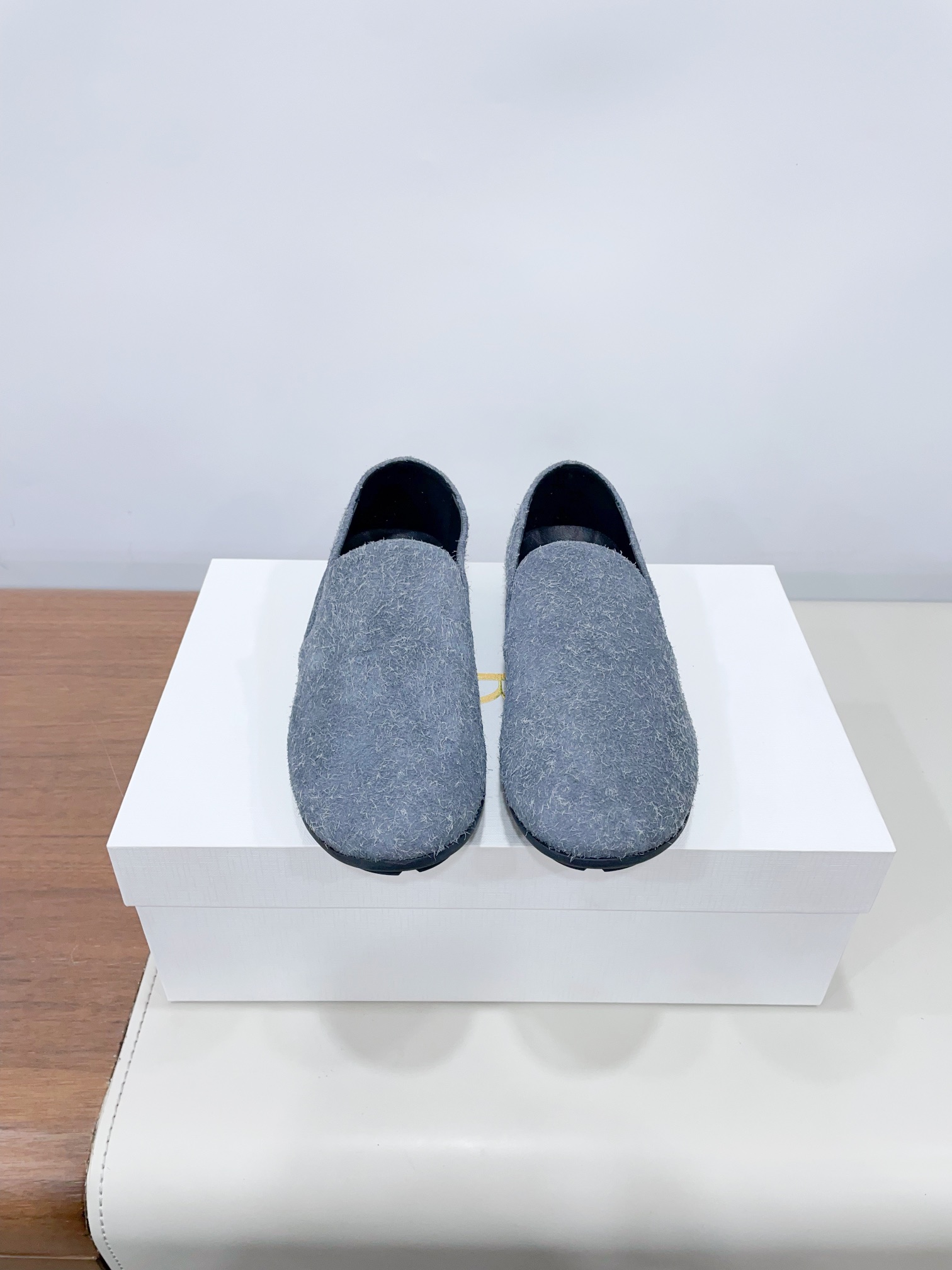 NO:129962,Price The Ro* new loafers, minimalist round-toe flat-sole shoes, soft and comfortable, French elegant temperament, high-end and fashionable, salty and sweet literary temperament, versatile in all seasons, the upper is imported snowflake beef reverse velvet, the inner and footbed soft sheepskin, the sole is ultra-thin wear-resistant rubber sole 35-40 (40 women will not return or exchange) The ultimate cost-effectiveness, no bargaining price., loafers, sheepskin19860909Price The Ro*新款乐福鞋 极简风圆头一脚蹬平底单鞋 柔软超舒服 法式优雅气质高级又时髦 可盐可甜文艺气质 四季百搭 鞋面采用进口雪花牛反绒 内里和垫脚柔软羊皮 大底超薄耐磨橡胶大底 35-40（40女不退换） 极致性价比,不议价.,乐福鞋,loafers,sheepskin,Women's Shoes