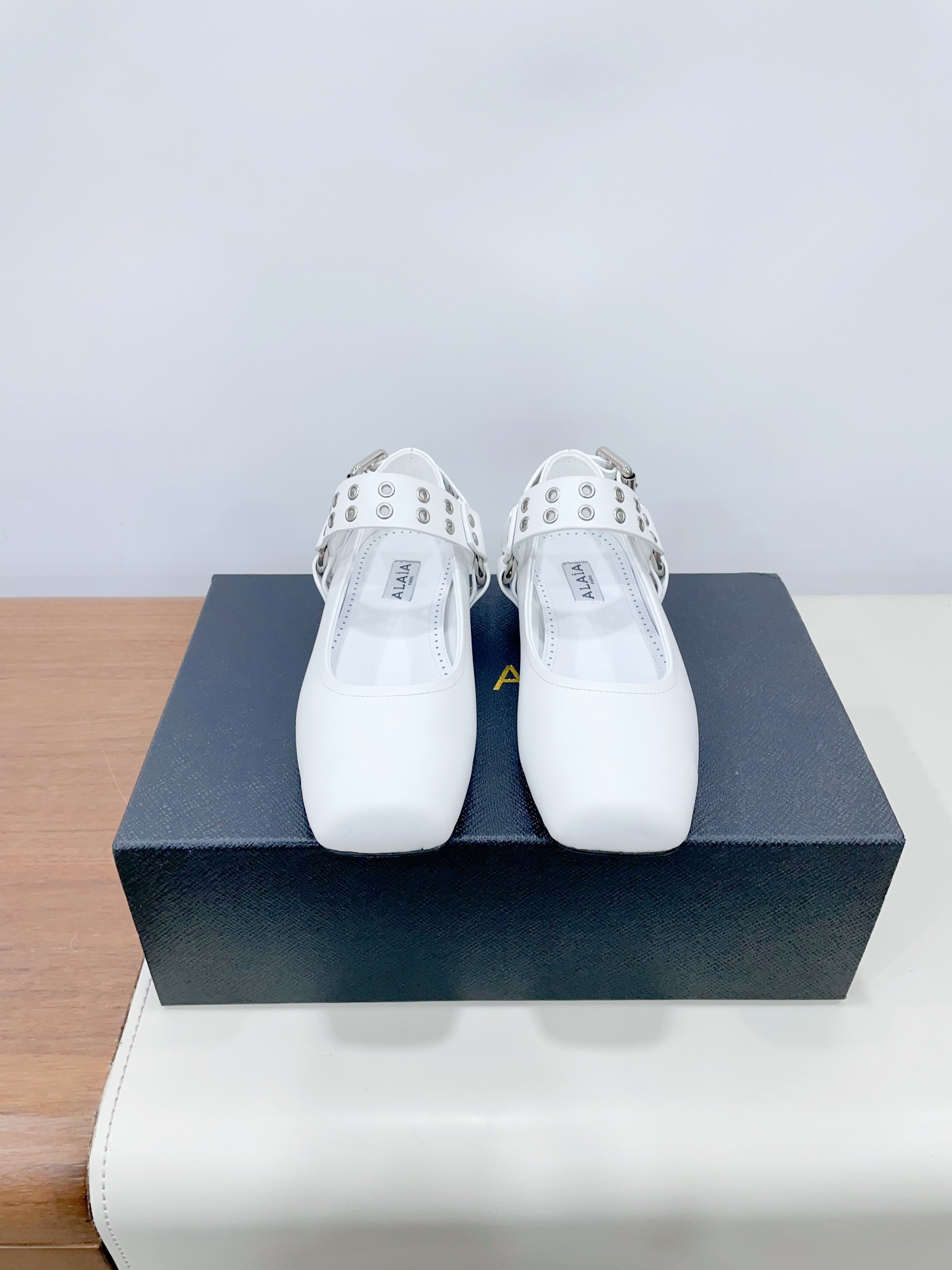 NO:129958,Price AlAIA｜Alaia classic retro Mary Jane shoes ballet shoes full of girlish style, modern and retro flavor, very simple and atmospheric. Whether it is a skirt, dress or jeans, it can be the finishing touch!   Go material The fabric is made of original custom calfskin, imported mixed-bred sheepskin, original mold opening custom anti-slip bottom 35-40 (40 women will not return or exchange) Extreme cost-effectiveness, no bargaining., Mary Jane, alaia, mary jane, skirts, jeans, cowhide, sheepskin19860909Price AlAIA｜阿莱亚经典复古 玛丽珍鞋芭蕾舞鞋 满满的少女风 既摩登又复古的味道 非常的简约大气 不管是半身裙 连衣裙还是牛仔裤 它都能成为点睛之笔！  Go 材质 面料采用原版定制小牛皮 内里进口混种羊皮 原版开模定制防滑大底 35-40（40女不退换） 极致性价比,不议价.,玛丽珍,alaia,mary jane,skirts,jeans,cowhide,sheepskin,Women's Shoes