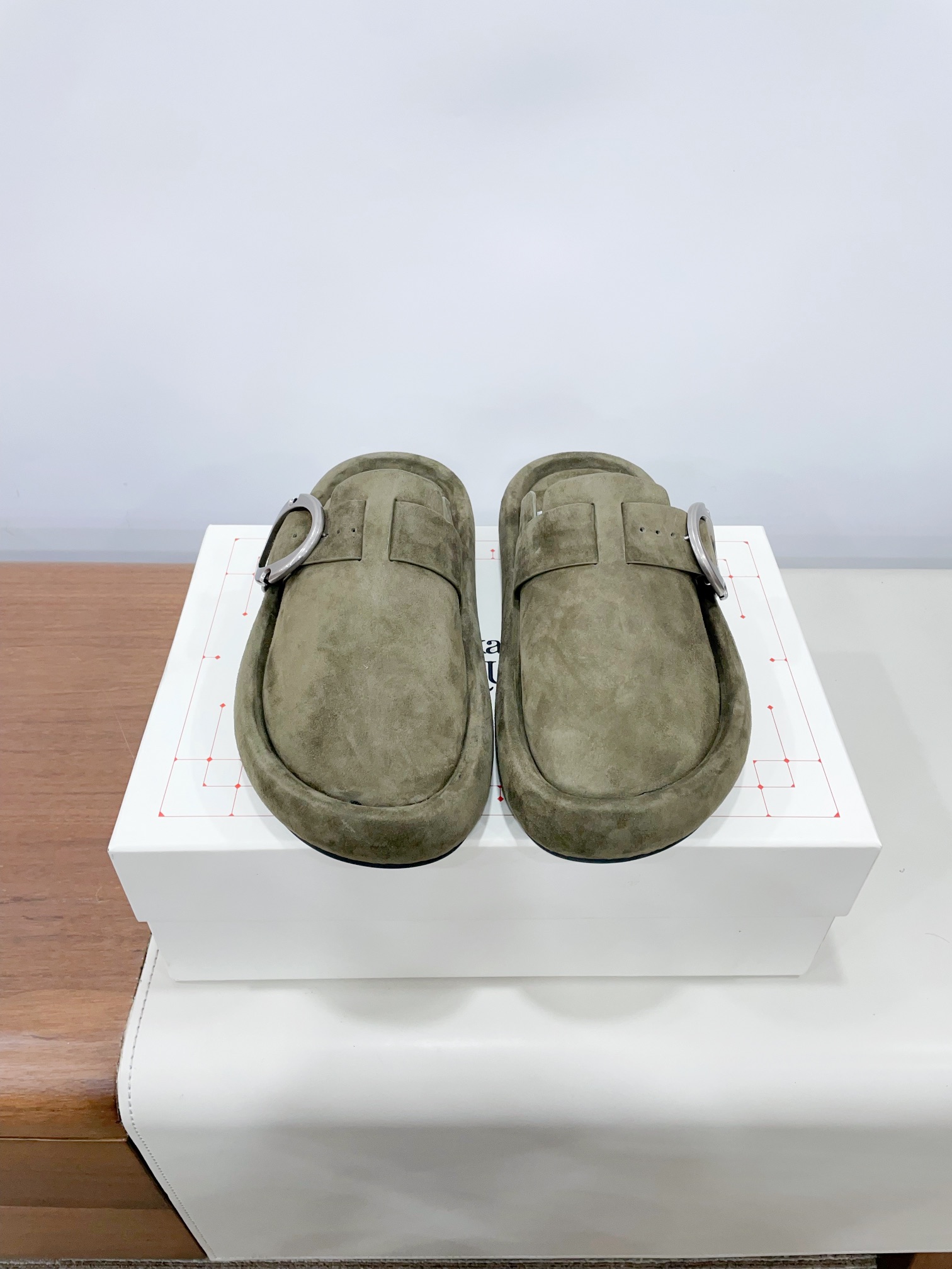 NO:174204,Price 2025 Spring New Arc Thick Sole Suede Slippers for Men and Women Couples AIexanderMcQUEEN has been certified. The latest synchronous counter new version of the catwalk model, the original mold opening 1:1 replica, the fabric is made of smooth calfskin and suede, presenting a round toe, interpreting a unique shape and unified texture. It is decorated with silver metal Arc buckle, paired with internal soft insoles and thick sole of the same color, external rubber foamed anti-slip sole imprinted skull pattern and McQueen logo. Light and comfortable, midsole material suede water table suede 35-46 (40 women 45.46 men do not return or exchange) Extreme cost-effectiveness, no bargaining., semi-torque, slippers, cowhide, chamois leather19860909Price 2025春新品Arc厚底麂皮拖鞋男女情侣款AIexanderMcQUEEN已认证. 最新同步专柜新版T台走秀款 ,原版开模1:1复刻, 面料釆用光滑小牛皮及麂皮打造,呈现圆形鞋头,演绎独特造型与统一质感.饰有银色金属Arc搭扣,搭配内部柔软鞋垫和同色系厚底,外部橡胶发泡防滑鞋底压印骷髅图案和McQueen标志. 轻盈舒适, 包中底材质麂皮 包水台材质麂皮 35-46（40女45.46男不退换） 极致性价比,不议价.,半拖,slippers,cowhide,chamois leather,Women's Shoes