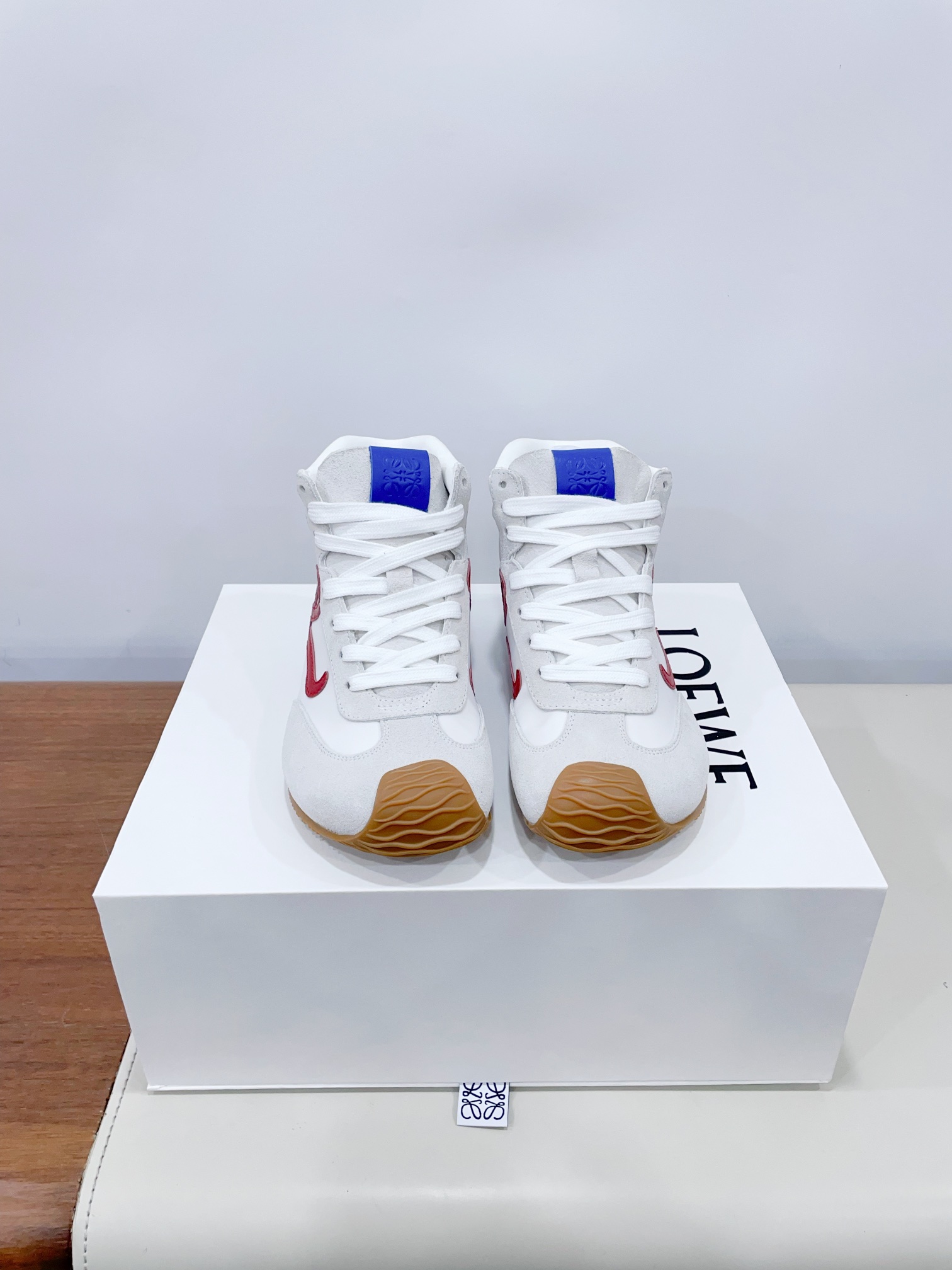 NO:174186,Price LOEWE High-top counter show synchronizes new color matching Ge training shoes retro trend Casual white shoes Original development Making goods Loewe's latest model Extensive sports, bold and luxurious design, fashion craftsmanship and sports spirit create a perfect art piece, very lightweight, shopping rushes and zero pressure, and the matching is very versatile Fabric: Original custom suede/cowhide/cloth splicing Imported soft sheepskin patchwork Sole original mold combination TPR material double-color bottom Thickness increases 3.5CM 35-45 (40 women and 45 men do not return or exchange) Extreme cost-effectiveness, no bargaining., casual shoes/sports shoes, loewe, loewe, sneakers, cowhide, sheepskin, chamois leather19860909Price LOEWE罗意威 高帮 专柜走秀同步新配色德训鞋复古潮流 休闲小白鞋 原版开发 做货 罗意威最新款 运动无止境,设计大胆奢华,时尚工艺与运动精神融合创造出一款完美艺术单品 ,很轻便,逛街暴走零压力,配都非常百搭 面料: 原版定制麂皮/牛皮/布面拼接 内里进口柔软羊皮拼布里 鞋底原版开模组合TPR材质双色底 底厚增高3.5CM 35-45（40女45男不退换） 极致性价比,不议价.,休闲鞋/运动鞋,loewe,loewe,sneakers,cowhide,sheepskin,chamois leather,Women's Shoes