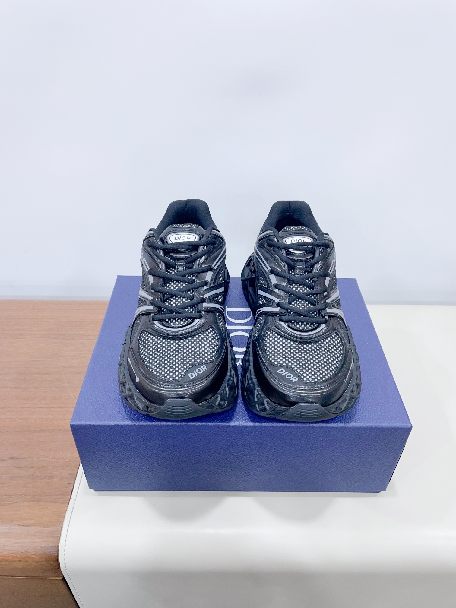 NO:164056,Price Dior kawa 2025ss casual sneakers reinterpret running shoes with a high-definition style of dior. b35 uses delicate textured leather and mesh fabric materials to splice it. It can be worn all seasons, comfortable and breathable, and the shoe body outlines the details, which is full of retro three-dimensionality, and can create a casual look all year round!  39-45 (45 men do not return or exchange) Extreme cost-effectiveness, no bargaining., casual shoes/sports shoes, dior, dior, sneakers19860909Price Dior kawa 迪奥联名 2025ss休闲运动鞋  以 dior 的高订风格重新演绎跑步鞋.b35运用了质感细腻的皮革和网眼布面材质拼接而成,四季可穿,舒适透气,鞋身多处线条勾勒细节,复古立体感十足,可全年打造休闲造型！ 39-45（45男不退换） 极致性价比,不议价.,休闲鞋/运动鞋,dior,dior,sneakers,Women's Shoes