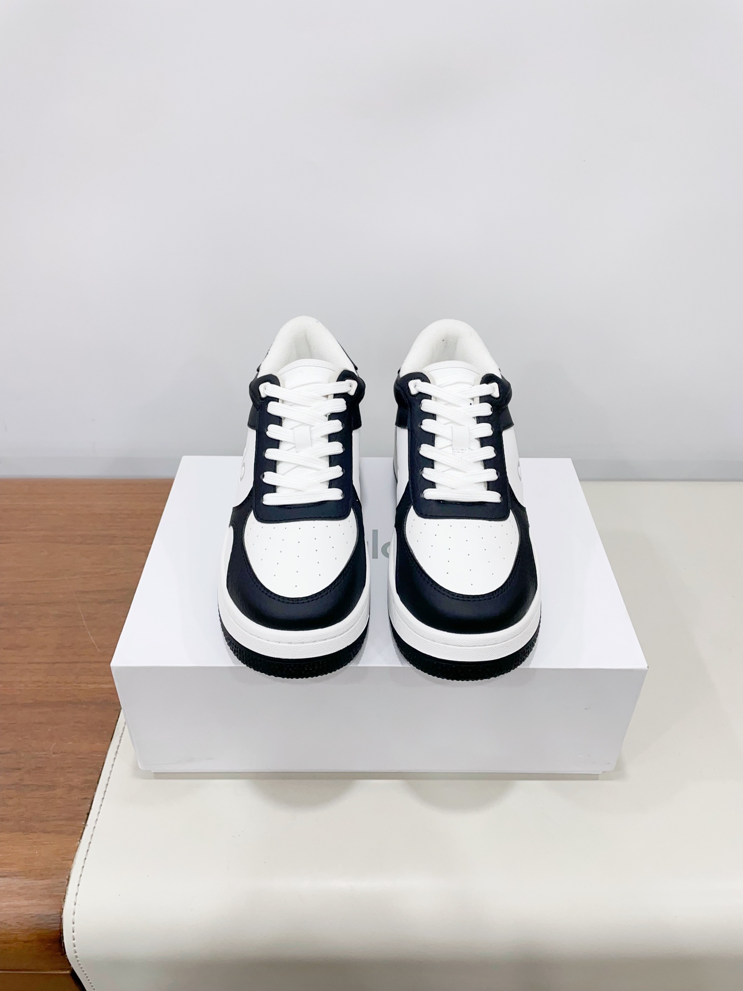 NO:174195,Price alo25s new spring and summer style color-blocking white shoes with thick sole comfortable and casual style alo understands girls better than Nike!  Super versatile!  And super comfortable!  It's a thick bottom but it's not heavy at all on the feet!  Very lightweight!  It looks better when putting on socks!  And it is recommended by celebrities. It is a model that increases your legs and makes your legs look thinner!  Super suitable for us small girls~ the shoes are also a classic color-blocking and contrasting design with the delicate leather texture on the upper!  !  Material cowhide, inner li sheep, pure natural rubber outsole 35-40 (40 women will not return or exchange) Extreme cost-effectiveness, no bargaining., casual shoes/sports shoes, sneakers, cowhide19860909Price alo25s 春夏新款 拼色小白鞋厚底舒适休闲款 alo比耐克更懂女生！上脚超级百搭！而且超级舒适！是厚底款但是上脚一点都不沉重！ 非常轻便！套上袜套搭配更好看！而且还是明星同款推荐～上脚增高显腿细！ 超级适合我们小个子女生～鞋子整体也是经典的拼色撞色设计搭配鞋面细腻的真皮纹路肌理感！！ 材质牛皮 内里羊里 大底纯天然橡胶大底 35-40（40女不退换） 极致性价比,不议价.,休闲鞋/运动鞋,sneakers,cowhide,Women's Shoes