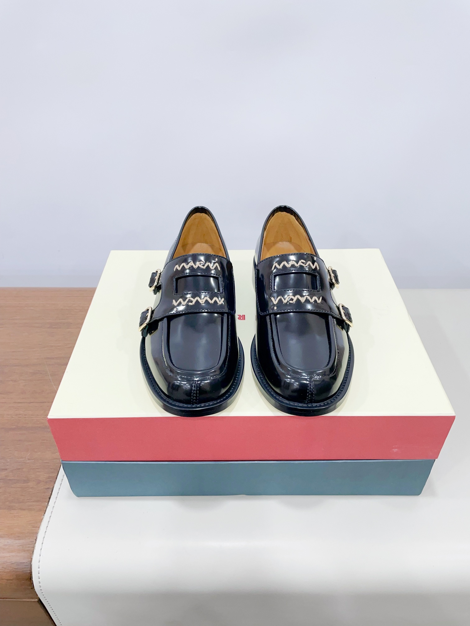 NO:174208,Price MARN* 25ss Spring and summer new style Short heel loafers Loafers are the ceiling of the shoe industry, a synonym for timelessness. When you want to have a good mood, you must have a pair of comfortable shoes. The material is soft and breathable, the style is fashionable and generous. Loafers will make you feel young and comfortable immediately when you wear it. It can be soft and soft. It will not get rid of the heels without scratching your feet. It feels like stepping on the beach. Imported cowhide leather with edge beads, inner sheepskin, outsole rubber sole 35-40 (40 women will not return or exchange) Extreme cost-effectiveness, no bargaining., Loafers, marni, loafers, cowhide, sheepskin19860909Price MARN* 25ss 春夏新款 矮跟乐福鞋 乐福鞋是鞋业界的天花板,永不过时的一个代名词、想好的心情一定要有一双舒服的鞋子 选材柔软透气、款式洋气大方、乐福鞋穿上脚让你立马年轻心情舒畅、可以又柔软,不磨脚不掉跟、穿上它就像踩在沙滩上的感觉 面料进口牛皮开边珠 内里羊皮 大底橡胶大底 35-40（40女不退换） 极致性价比,不议价.,乐福鞋,marni,loafers,cowhide,sheepskin,Women's Shoes