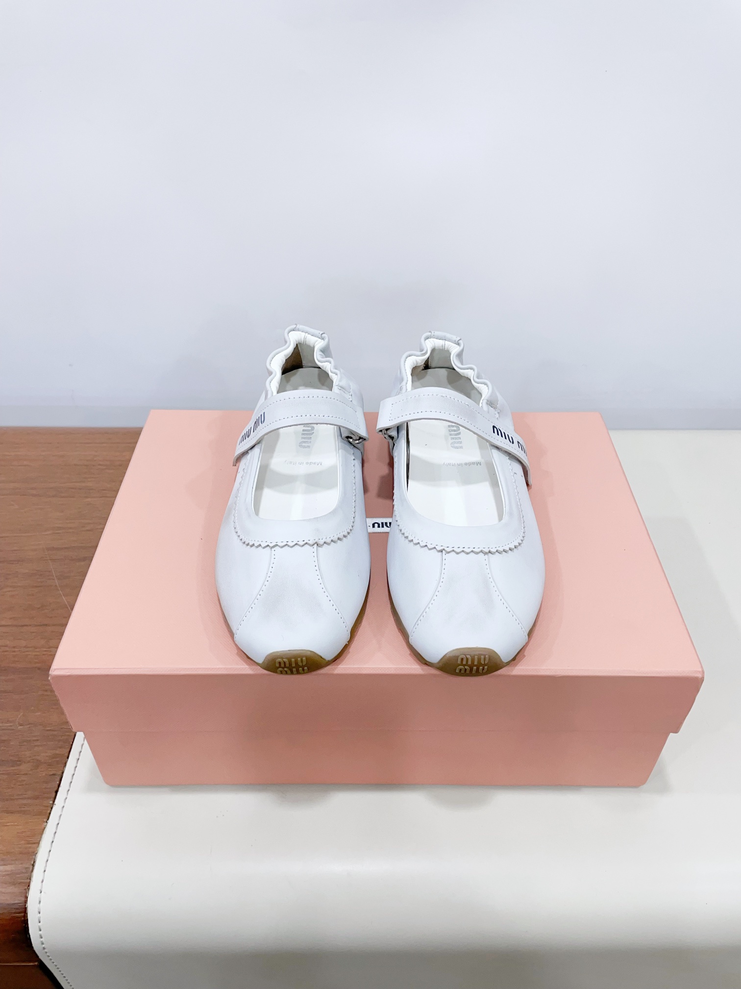 NO:174201,Price miumi*Miao Miu's latest spring and summer show style Mary Zhen casual shoes are a popular model by domestic and foreign bloggers. The little red book grass planting series is retro and fashionable. The simple sports shoe design, the recognizable tongue creates a Buddhist sweet casual style~~ The aura of the foot is very casual, long skirts, shorts, and shorts, wearing a unique style~~ The first layer of cowhide, inner leather, original private model sole 35-40 (40 women will not return or exchange) The ultimate cost-effectiveness, no bargaining., Mary Zhen, miumiu, mary jane, skirts, shorts, cowhide19860909Price miumi*缪缪2025春夏最新走秀款玛丽珍休闲鞋 国内外博主刷爆的一款,小红书种草系列,复古又时髦上脚美炸了 简约的运动板鞋设计,极具辨识度的鞋舌,打造佛系甜美的休闲风~~上脚气场十足随意搭配,长裙,短裙,短裤,穿出与众不同的风格~~ 选用头层牛皮,内里真皮,原版私模大底 35-40（40女不退换） 极致性价比,不议价.,玛丽珍,miumiu,mary jane,skirts,shorts,cowhide,Women's Shoes