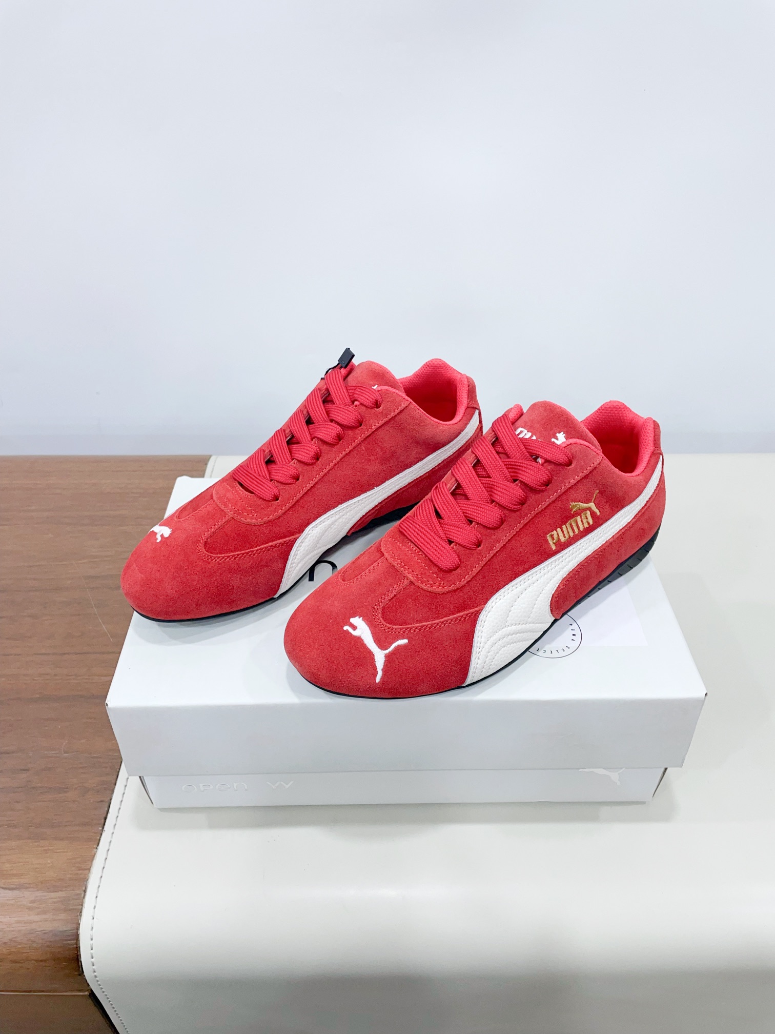 NO:174224,Price Puma new German training shoes *#Classic Legend Glory Return ◇ Lead the trend of thin-soled shoes with free and unruly fashion style Come and get Rose Park Chae-young same style Pink PUMAX Rose Retro trendy racing shoes For sisters with wide feet, this pair of shoes is simply a blessing. Its design is very considerate and can perfectly modify the shape of the feet, making your feet look slimmer. Whether it is matched with cool jeans, casual sweatpants, or sweet skirts, Puma racing shoes can be easily controlled and show different styles and charms. The true versatile king is 35-40 (40 women will not return or exchange) Extreme cost-effectiveness, no bargaining., casual shoes/sports shoes, sneakers, skirts, jeans19860909Price  彪马新款德训鞋 *#经典传奇荣耀回归◇ 以自由不羁的时尚风格引领薄底鞋风潮 快来 get Rose 朴彩英同款吧 粉 PUMAX Rose 复古潮流赛车鞋 对于脚面宽的姐妹来说,这双鞋简直是福音它的设计非常贴心,能够完美修饰脚型,让你的双脚看起来更加纤细 无论是搭配酷帅的牛仔裤、休闲的运动裤,还是甜美的小裙子,彪马赛车鞋都能轻松驾驭,展现出不同的风格魅力 真正的百搭王者非它莫属 35-40（40女不退换） 极致性价比,不议价.,休闲鞋/运动鞋,sneakers,skirts,jeans,Women's Shoes