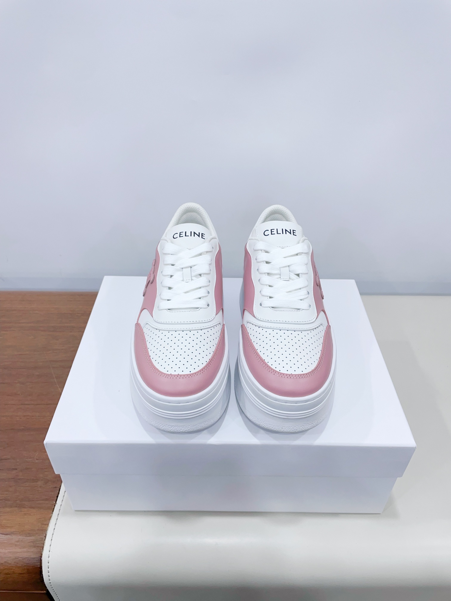 NO:164051,Price CELlN*Celin 2025 vs Paris Fashion Launch Conference latest hot casual series... [Breathable color-blocking casual shoes] Fashion trendy casual women's trendy counter genuine 1-1 early autumn Korean trend version!  The counter recommends a top-quality good thing to make, the details are perfect, and the counter quality is!  Contrast color positioning splicing design!  Fashionable and casual personality!  Take a grand goddess style!  Simple line design, three-dimensional cutting, super invincible and stylish, no matter how you match it, the whole set of super popular elements and colors is youthful and beautiful, relaxed and comfortable in the crowd to absorb the sun and enjoy the eyes, casual, comfortable, fashionable and versatile, high-quality casual suit without age... Fabric: original customized cowhide punching process Inner: high-density breathable mesh foot pad: original injection molding pad Outsole: original mold opening TPU molding sole Packaging: original full set of packaging 35-40 (40 women will not return or exchange) Extreme cost-effectiveness, no bargaining., casual shoes/sports shoes, celine, sneakers, cowhide19860909Price CELlN*赛琳2025vs巴黎时装发布会最新爆款休闲系列……【透气拼色休闲鞋】 时尚潮流休闲情女潮流款专柜正品1-1早秋韩潮流版！专柜推荐一个顶级好东西做工,细节都堪称完美,专柜品质！撞色定位拼接设计！时尚休闲个性！上脚大气女神范！简约线条设计,立体剪栽,超级无敌有范儿,怎么搭配都好看,超级流行的元素和颜色整套穿着青春靓丽,轻松自在的在人群中吸晴养眼穿着效果,休闲舒适又时尚百搭,没有年龄感的高品质休闲套装…… 面料:原版定制牛皮冲孔工艺 内里:高密度透气网料 垫脚:原版注塑成型垫 大底:原版开模TPU成型底 包装:原版全套包装 35-40（40女不退换） 极致性价比,不议价.,休闲鞋/运动鞋,celine,sneakers,cowhide,Women's Shoes