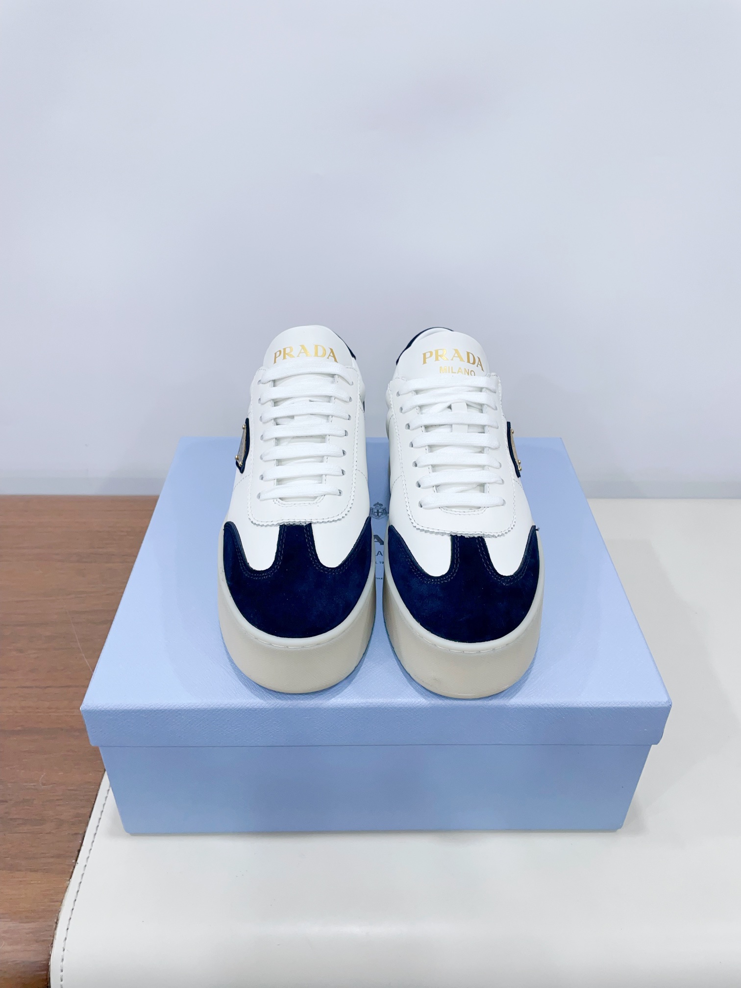 NO:164054,Price PRAD* P home 25ss spring casual shoes series... [Thick-soled cowhide casual shoes] Original 1:1 customization, this year's most trendy triangle logo pedals British style retro couple white shoes, many internet celebrities put on the feet, this shoe, cowhide color combination, injection-molded triangle letters luogo craft, this year's very exciting, casual sports without mistakes... Fabric: cowhide   cow back velvet Inner: custom cowhide Outsole: original mold opening TPU Sole thickness: 4cm 35-40 (40 women will not return or exchange) Extreme cost-effectiveness, no bargaining., casual shoes/sports shoes, prada, sneakers, cowhide19860909Price PRAD* P家25ss春季休闲鞋系列……【厚底牛皮休闲鞋】 原版1:1定制,今年最潮的三角标一脚蹬英伦风复古情侣小白鞋,众多网红上脚,这款鞋,牛皮拼色,注塑三角字母luogo工艺,今年非常爆,穿上休闲运动两不失误…… 面料:牛皮 牛反绒 内里:定制牛皮 大底:原版开模TPU 底厚:4cm 35-40（40女不退换） 极致性价比,不议价.,休闲鞋/运动鞋,prada,sneakers,cowhide,Women's Shoes