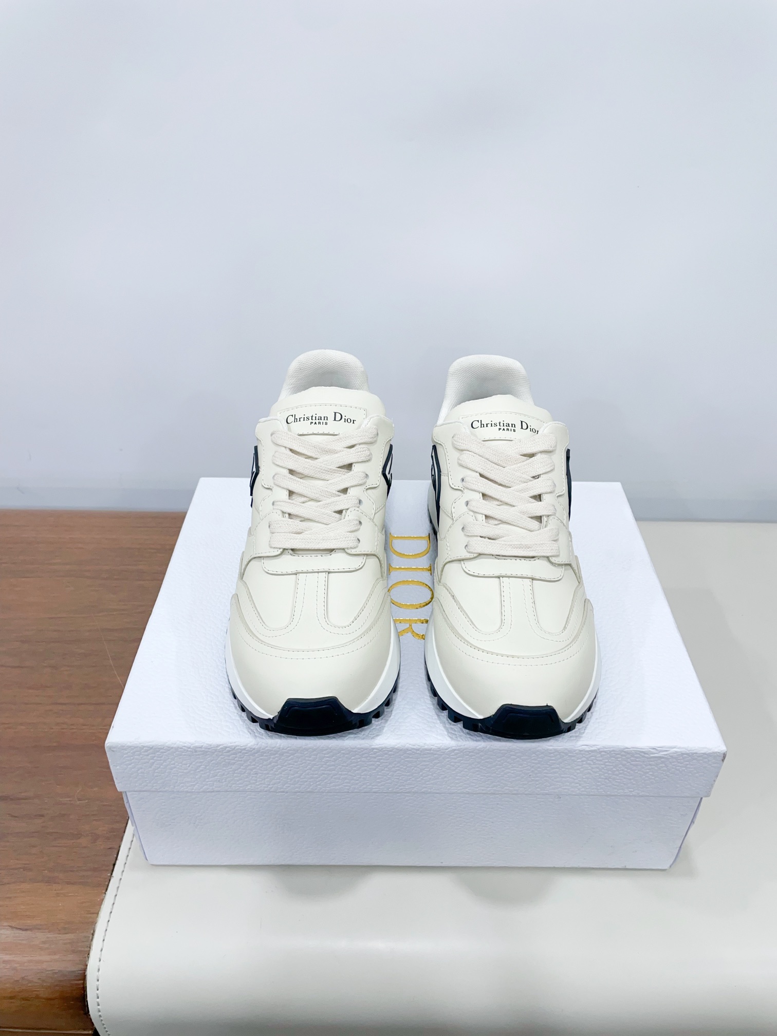 NO:164057,Price Dio* Autumn and Winter New C’est Series Couple Model Thick Sole Casual Sports Shoes Original Purchase and Development Make Production This C’est Dio* sneaker is designed with stylish design and is carefully crafted from white cowhide leather and other materials. The upper is displayed on both sides of the upper and the black and white rubber C and D letters decorated with Christia* Dio* Pari* logo. The tongue and light two-color sole are comfortable and show the charm of the sports style. It can add a fashionable atmosphere to various casual styles. The original custom imported top layer cowhide is imported. The inner lining is imported original imported breathable net. The sole is exclusively opened and the anti-slip rubber outsole. The sole is 3.5CM thick. 35-40 (40 women will not return or exchange)  Extreme cost-effectiveness, no bargaining., casual shoes/sports shoes, dior, dior, sneakers, cowhide19860909Price Dio* 迪奥 秋冬季新款 C’est系列 情侣款 厚底 休闲运动鞋 原版购入开发 做货 这款 C‘est Dio*运动鞋设计醒目时尚 采用白色牛皮革等材质精心制作 鞋面两侧分别展示饰以 Christia* Dio* Pari* 标志的黑色和白色橡胶 C 和 D 字母 饰以标志的鞋舌和轻盈的双色鞋底舒适非凡,彰显运动风格的魅力.可为各式休闲造型增添时髦气息 面料原版定制进口头层牛皮 内里原版进口透气网里 鞋底独家开模防滑橡胶大底 底厚3.5CM 35-40（40女不退换） 极致性价比,不议价.,休闲鞋/运动鞋,dior,dior,sneakers,cowhide,Women's Shoes