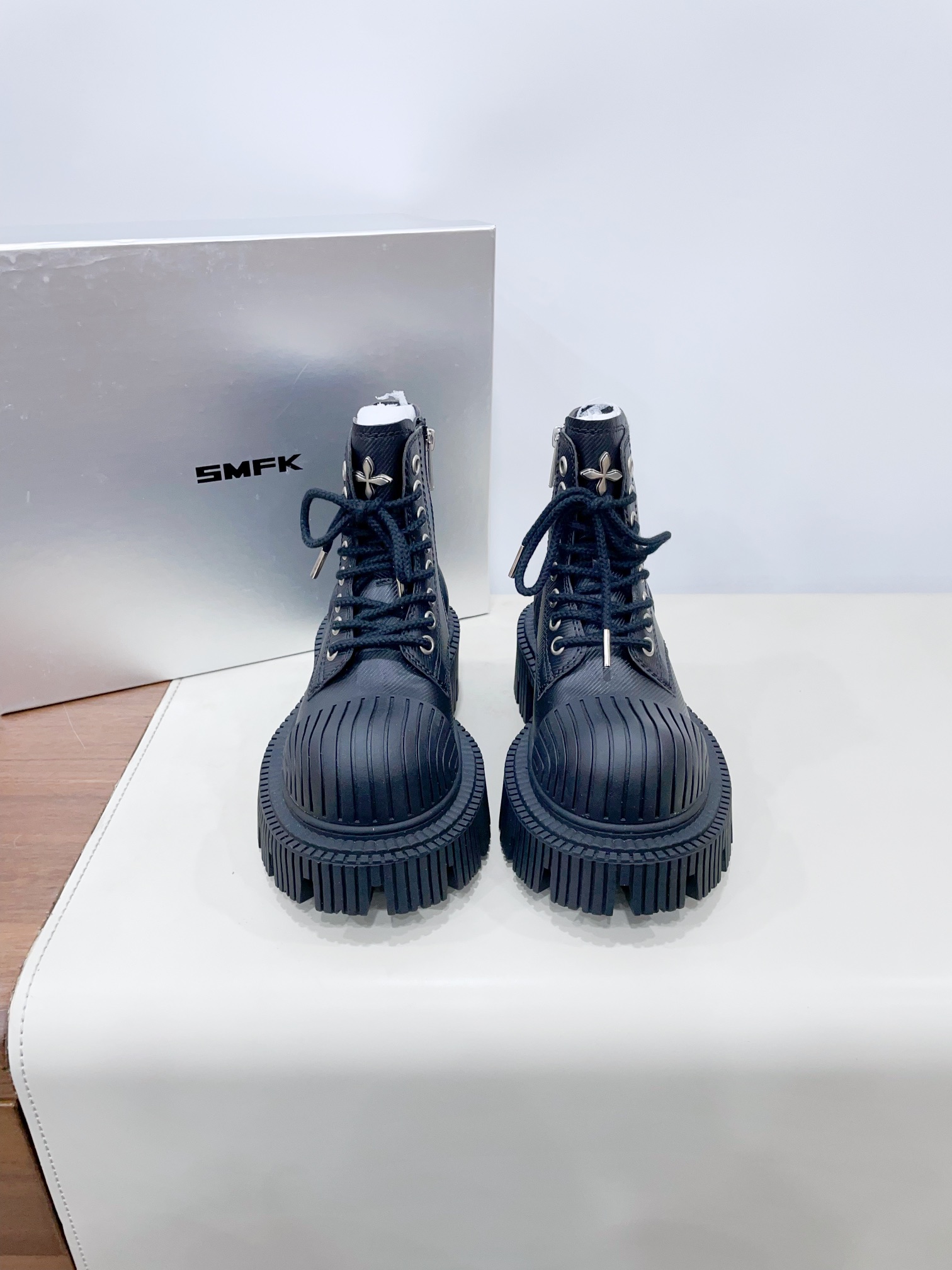 NO:228480,Price *New motorcycle boots are available in early spring. It’s very popular recently. I’m really awesome and I like it more and more!  The special fabric metal coating increases comfort and is very futuristic. The jio feels very good [Cute R] I really don’t get tired of walking. It’s super suitable for 6 cm in height [Party R] [Party R] I like this silver!  !  Upper material: original special leather material: cowhide color silver, black 35-40 (40 women will not return or exchange) Extreme cost-effectiveness, no bargaining price., boots, boots, cowhide19860909Price *早春机车靴出新品 最近非常爆真的是很耐看越看越喜欢！特殊面料金属涂层增加舒适性又很有未来感 jio感很不错哟[萌萌哒R]走路真的不累脚 增高6公分超级合适[派对R][派对R]喜欢这个银色！！ 鞋面材质:原版特殊皮 鞋里材质:牛皮里 颜色银色,黑色 35-40（40女不退换） 极致性价比,不议价.,靴子,boots,cowhide,Women's Shoes