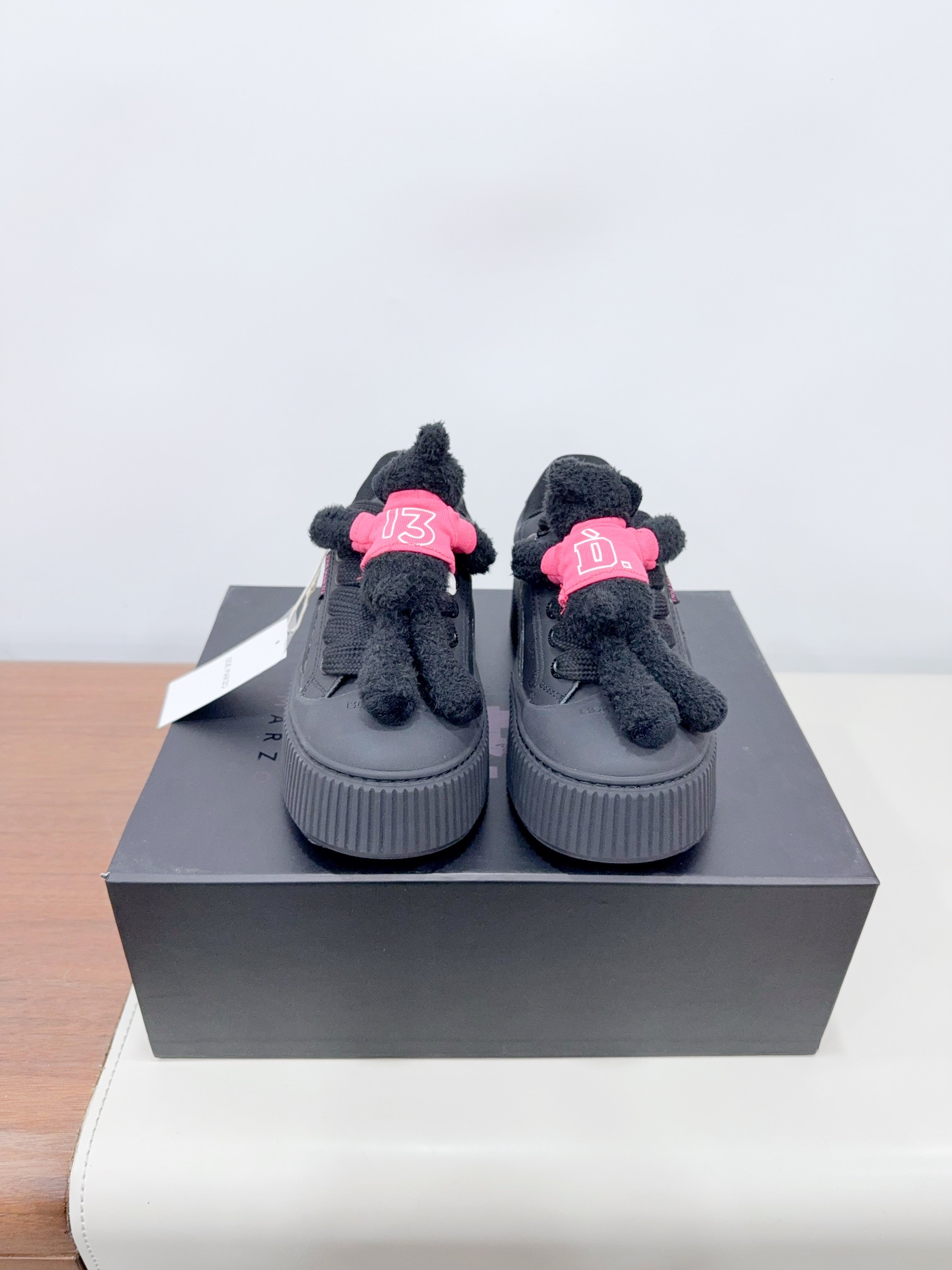 NO:252323,Price 13DEMARZ* and Wang Hedi brand jointly 25/New Three-dimensional dolls Dissolved shoes Casual shoes Three-dimensional bear doll Dissolved shoes This pair of shoes adopts a unique dissolving design, making every step full of fun. The three-dimensional design of the little bear doll makes this pair of shoes stand out from the crowd and become the most beautiful on the street. The foamed big-toe sole is soft and cute. Super light. A must-have artifact for beauty. The original custom cowhide of the upper. The inner lining original breathable Monica mesh. Heel height 4cm. The original open molded rubber sole 35-40 (40 women will not return or exchange) The ultimate cost-effectiveness, no bargaining price., Casual shoes/sports shoes, sneakers, cowhide19860909Price 13DEMARZ*和王鹤棣品牌联名 25/新款 立体玩偶 溶解鞋 休闲鞋 立体小熊玩偶溶解鞋 这双鞋采用独特溶解设计 让每一步都充满趣味 小熊玩偶的立体设计 让这双鞋在人群中脱颖而出 成为街头最靓的崽 发泡大头鞋底软萌可爱 超级轻盈 美女必备神器 鞋面原版定制牛皮 内里原版透气莫尼卡网纱 跟高4cm 鞋底原版开模橡胶大底 35-40（40女不退换） 极致性价比,不议价.,休闲鞋/运动鞋,sneakers,cowhide,Women's Shoes