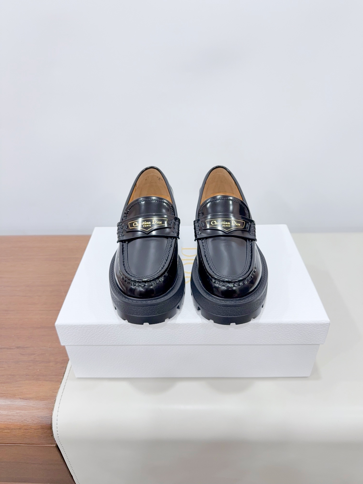 NO:228481,Price Dio*Dio 25ss new style, ultra-light loafers - a new outsole thick sole. The layout strives to create fashionable classic items. A new product created by the first large show of Paris Fashion Week. Inspired by the designer D, the designer cleverly combines it with the perfect shoe shape. It looks more fashionable with the brand buckle!  Original creation, perfect and exquisite workmanship!   Imported upper beaded cowhide, water-dyed cowhide, sole IP foamed sole 35-40 (40 women will not return or exchange) Extreme cost-effectiveness, no bargaining., loafers, dior, dior, loafers, cowhide19860909Price Dio*迪奥 25ss 新款 超轻 乐福鞋——全新大底厚底 版面力求打造时尚经典单品 巴黎时装周第一场分量十足的大秀场打造的新品 灵感由D主设计师巧妙结合在完美鞋型上.搭配品牌搭扣,更显时尚！ 原版打造 完美 精致做工！  鞋面进口开边珠牛皮 内里水染牛皮 鞋底IP发泡大底 35-40（40女不退换） 极致性价比,不议价.,乐福鞋,dior,dior,loafers,cowhide,Women's Shoes