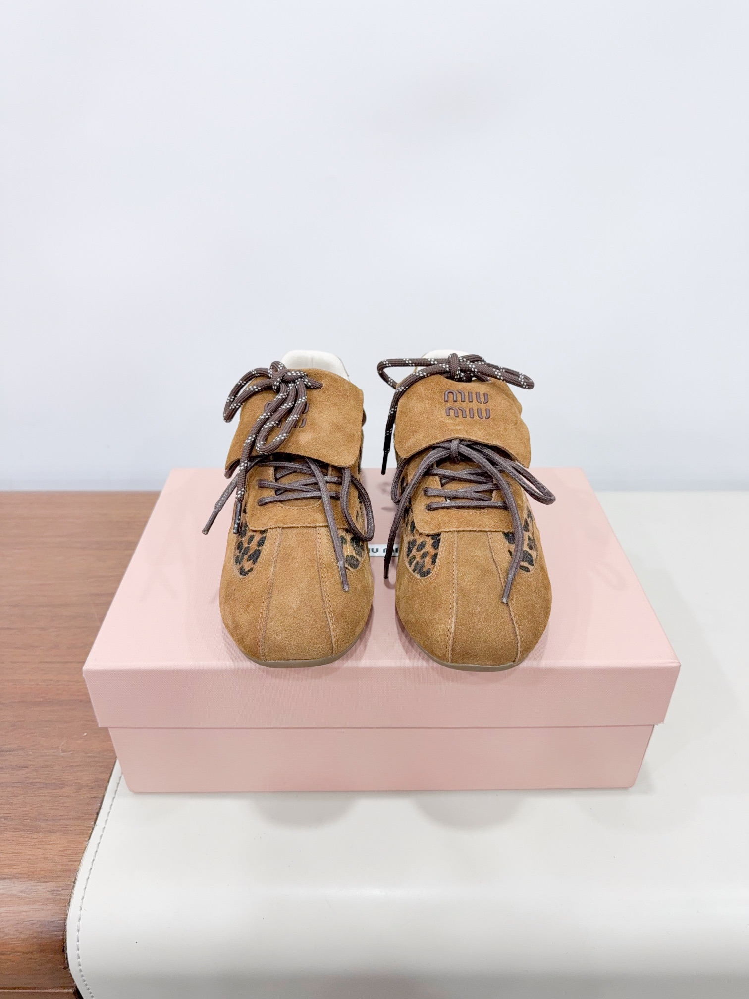 NO:252297,Price MiuMi*MiMi's latest show style in early spring 2025 casual shoes. This model of MiuMi is an Oxford thin-soled design. It is super light and comfortable to wear, and is not tired. It looks good and fashionable...Everyone is particularly beautiful!  Close-up of details from the Miu Miu series, the fabric is made of deer-skin spliced ​​horse hair, the trend elements of the new season are matched with the concept of the current love, and the multi-dimensional collision is conveying the modern style simple and high-end. It is freely matched and looks good no matter how you wear it this spring and summer fashionista favorite. Fabric imported deer-skin spliced ​​horse hair, the inner lining original breathable brie, the original wear-resistant rubber sole 35-40 (40 women will not return or exchange) The ultimate cost-effectiveness, no bargaining price., casual shoes/sports shoes, miumiu, sneakers19860909Price MiuMi*缪缪2025早春最新走秀款 休闲鞋 缪缪这一款是牛津薄底的设计,上脚超级轻便舒服,暴走不累 好看又时尚……每个都特别好看！来自Miu Miu系列的细节特写,面料釆用鹿皮拼接马毛,新季的潮流要素与此刻挚爱的概念,多元对撞,传达现代风格简约高级 随意搭配,怎么穿都好看今春夏时髦精最爱 面料进口鹿皮拼接马毛 内里原版透气布里 大底原版耐磨橡胶鞋底 35-40（40女不退换） 极致性价比,不议价.,休闲鞋/运动鞋,miumiu,sneakers,Women's Shoes