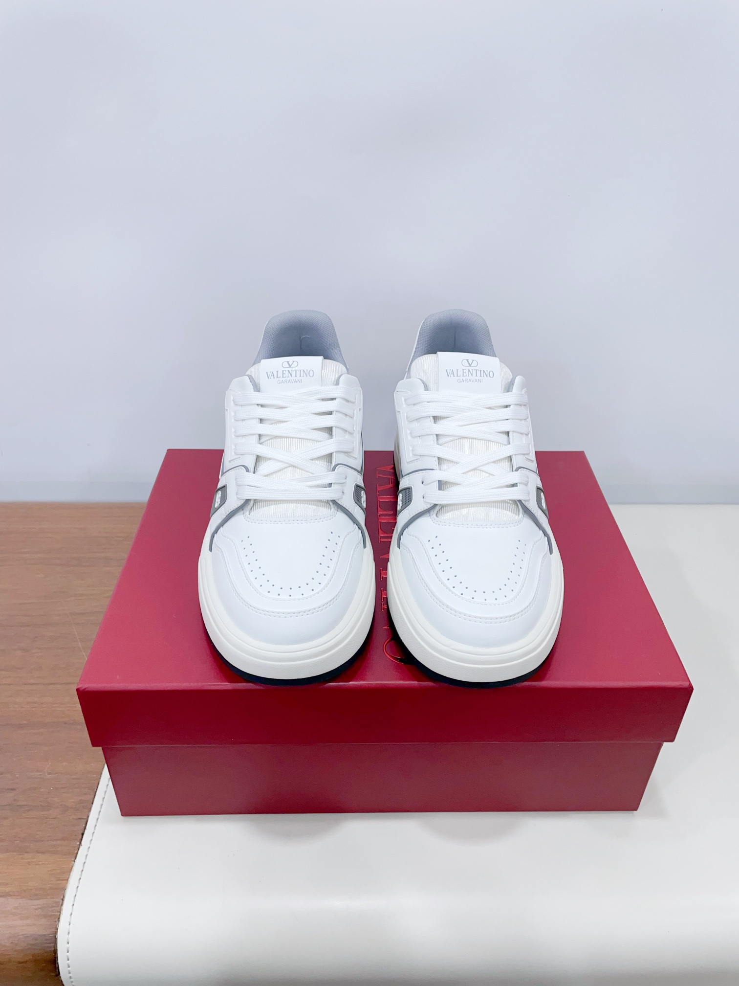 NO:166070,Price *Valentino couple sneakers series Valentino 2025 latest couple sneakers, same style as celebrities, is on sale. The original ZP is purchased and disassembled. Repeated version adjustments and modifications. The force is to restore the original version 1:1!  Top luxury masterpieces, soft and comfortable, fashion and casual, bringing excellent elegant texture, excellent comfort, top purchasing version upper imported calf leather surface/original oil edge craftsmanship, inner water dye cowhide inner lining, original sole development, two-color combination sole, packaging original configuration, full set of packaging 35-44 (40 women and 45 men custom made without return and exchange) Extreme cost-effectiveness, no bargaining., casual shoes/sports shoes, valentino, valentino, sneakers, cowhide19860909Price *华伦天奴  情侣款运动鞋系列 Valentino 2025最新款情侣运动鞋 明星同款 火爆发售. 原版ZP入购拆解. 反复打版调改. 力要1:1原版还原！顶级奢华力作 柔软舒适 时尚休闲结合一体 带来卓越优雅的质感 与极佳的上脚舒适感 顶级代购版本鞋面进口小牛皮面/原版油边工艺 内里水染牛皮内里 大底原版开发双色组合大底 包装原版配置全套包装 35-44（40女45男定做不退换） 极致性价比,不议价.,休闲鞋/运动鞋,valentino,valentino,sneakers,cowhide,Women's Shoes