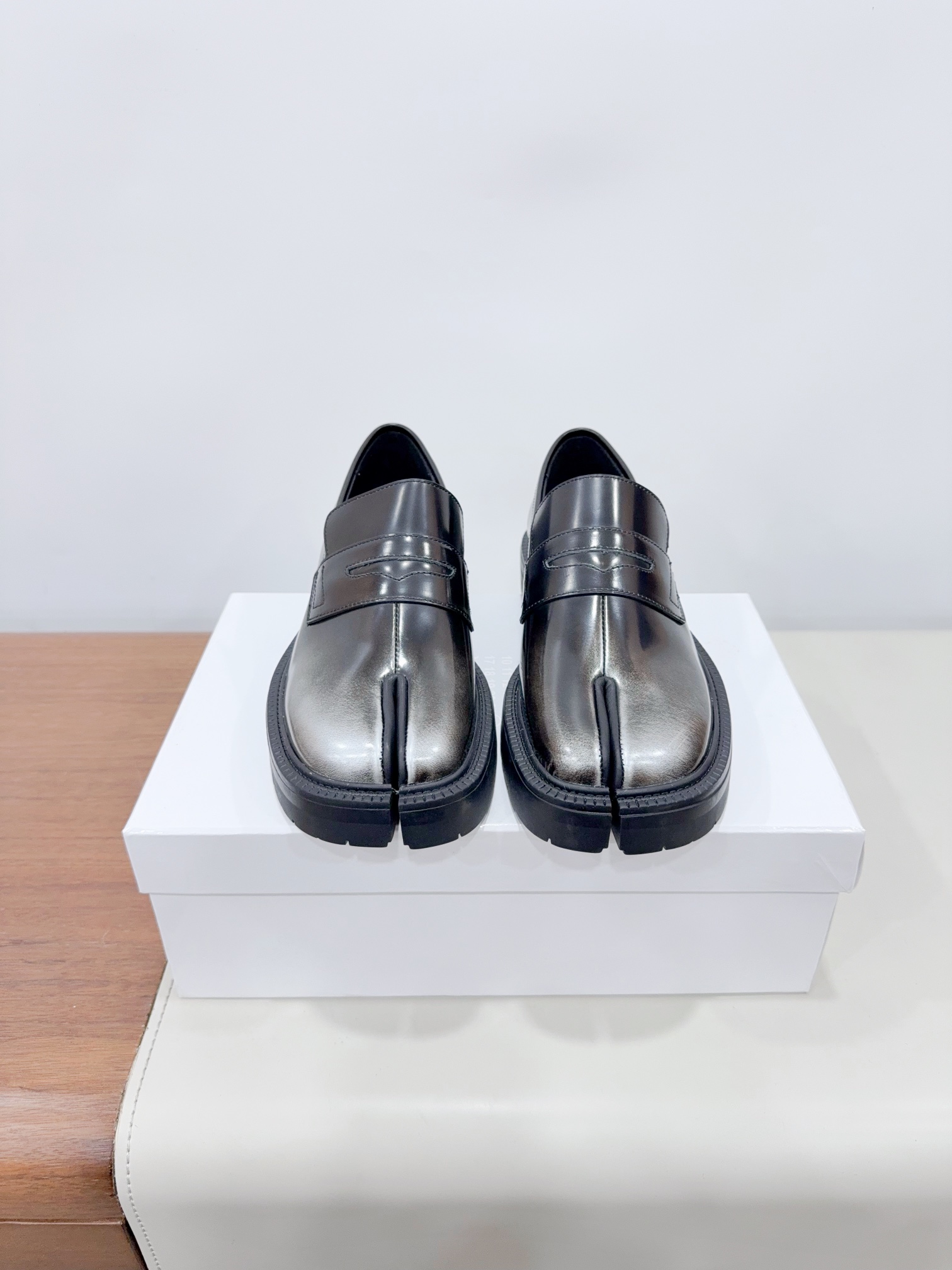 NO:262713,Price (men's size) *6 Certified Maison Margiel*Magila MM6 Exclusive new product highest version Buyer purchasing 1:1 perfect replica Pig trotter flat-soled split-toe tabi sandals single shoes Original open mold double-layer genuine leather sole Original last shoe shape is very generous, easy to control with various styles A boon of small short legs The upper body instantly becomes big and long legs, the upper foot is not restricted by routine, be yourself as you like ~ The fried chicken on the upper foot is soft and comfortable, the upper foot is imported polished color and open edge beads, inner foot stepping cowhide, Italian double-layer genuine leather sole heel 35-45 (40 women and 45 men's custom-made, no return or exchange) Extreme cost-effectiveness, no bargaining., split-toe shoes, masion margiela, sandals, cowhide19860909Price（男码） *6 已认证  Maison Margiel*玛吉拉MM6 独家新品最高版本买手代购1:1完美复刻 猪蹄平底分趾tabi凉鞋单鞋 原版开模双层真皮鞋底 原版套楦鞋型很大方 搭配各种风格都轻松驾驭 小短腿的福音 上身瞬间秒变大长腿 上脚不被常规所拘束,随心所欲做自己～上脚炒鸡柔软舒适 鞋面进口擦色开边珠 内里垫脚牛皮 大底意大利双层真皮底跟 35-45（40女45男定做不退换） 极致性价比,不议价.,分趾鞋,masion margiela,sandals,cowhide,Women's Shoes