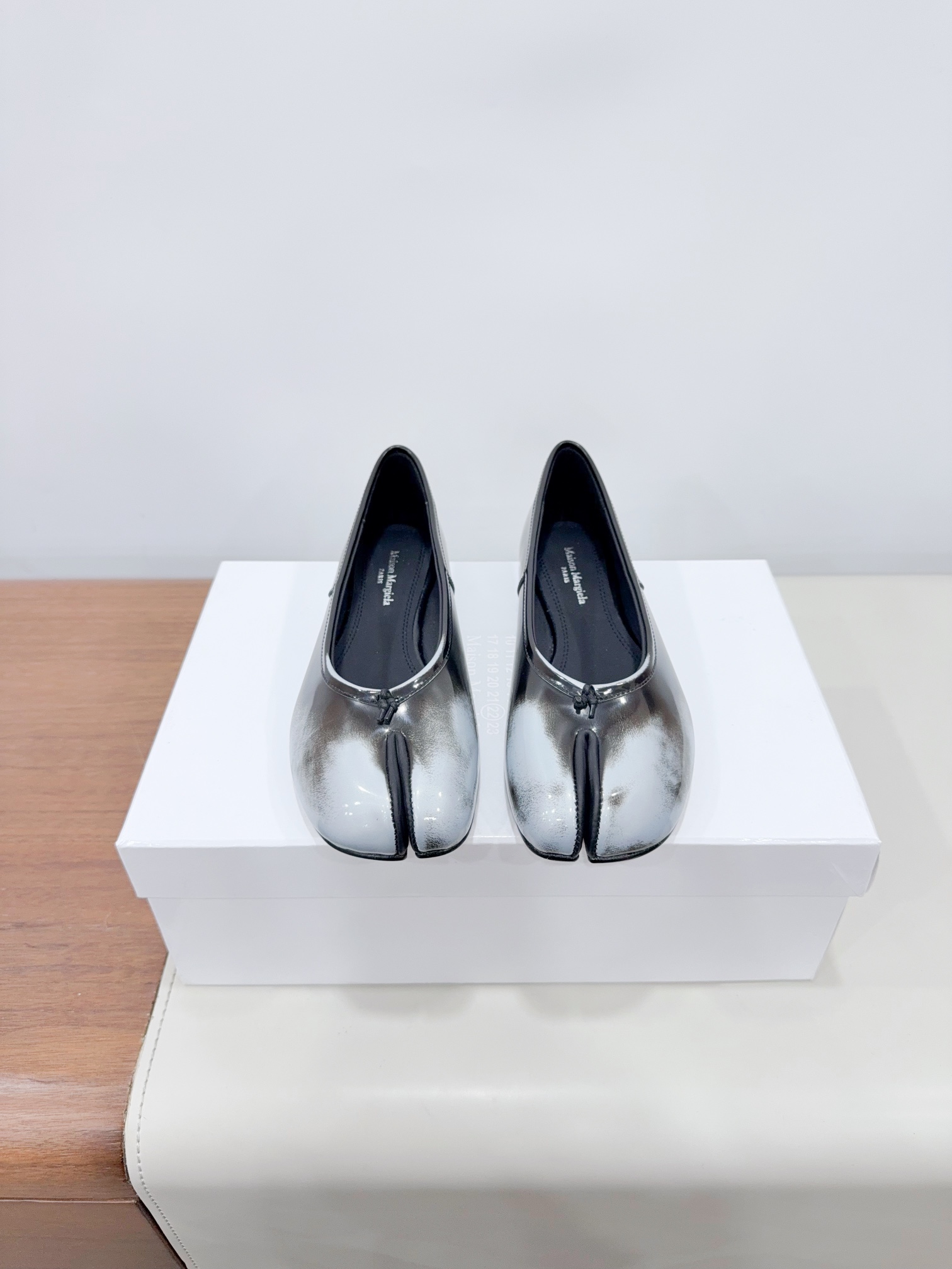 NO:262715,Price *6 Certified Maison Margiel*Magila MM6 Exclusive new product highest version Buyer purchasing 1:1 perfect replica Pig trotter flat-soled split-toe tabi sandals single shoes Original open mold double-layer genuine leather sole Original last shoe shape is very generous, easy to control with various styles A boon of small short legs The upper body instantly becomes big and long legs, the upper foot is not restricted by routine, be yourself as you like ~ The fried chicken on the feet is soft and comfortable, the upper imported color is polished to open the edge beads, the inner foot is cushioned cowhide, the outer sole Italian double-layer genuine leather sole heel 35-45 (40 women and 45 men are customized for no return or exchange) Extreme cost-effectiveness, no bargaining., split-toe shoes, masion margiela, sandals, cowhide19860909Price *6 已认证  Maison Margiel*玛吉拉MM6 独家新品最高版本买手代购1:1完美复刻 猪蹄平底分趾tabi凉鞋单鞋 原版开模双层真皮鞋底 原版套楦鞋型很大方 搭配各种风格都轻松驾驭 小短腿的福音 上身瞬间秒变大长腿 上脚不被常规所拘束,随心所欲做自己～上脚炒鸡柔软舒适 鞋面进口擦色开边珠 内里垫脚牛皮 大底意大利双层真皮底跟 35-45（40女45男定做不退换） 极致性价比,不议价.,分趾鞋,masion margiela,sandals,cowhide,Women's Shoes