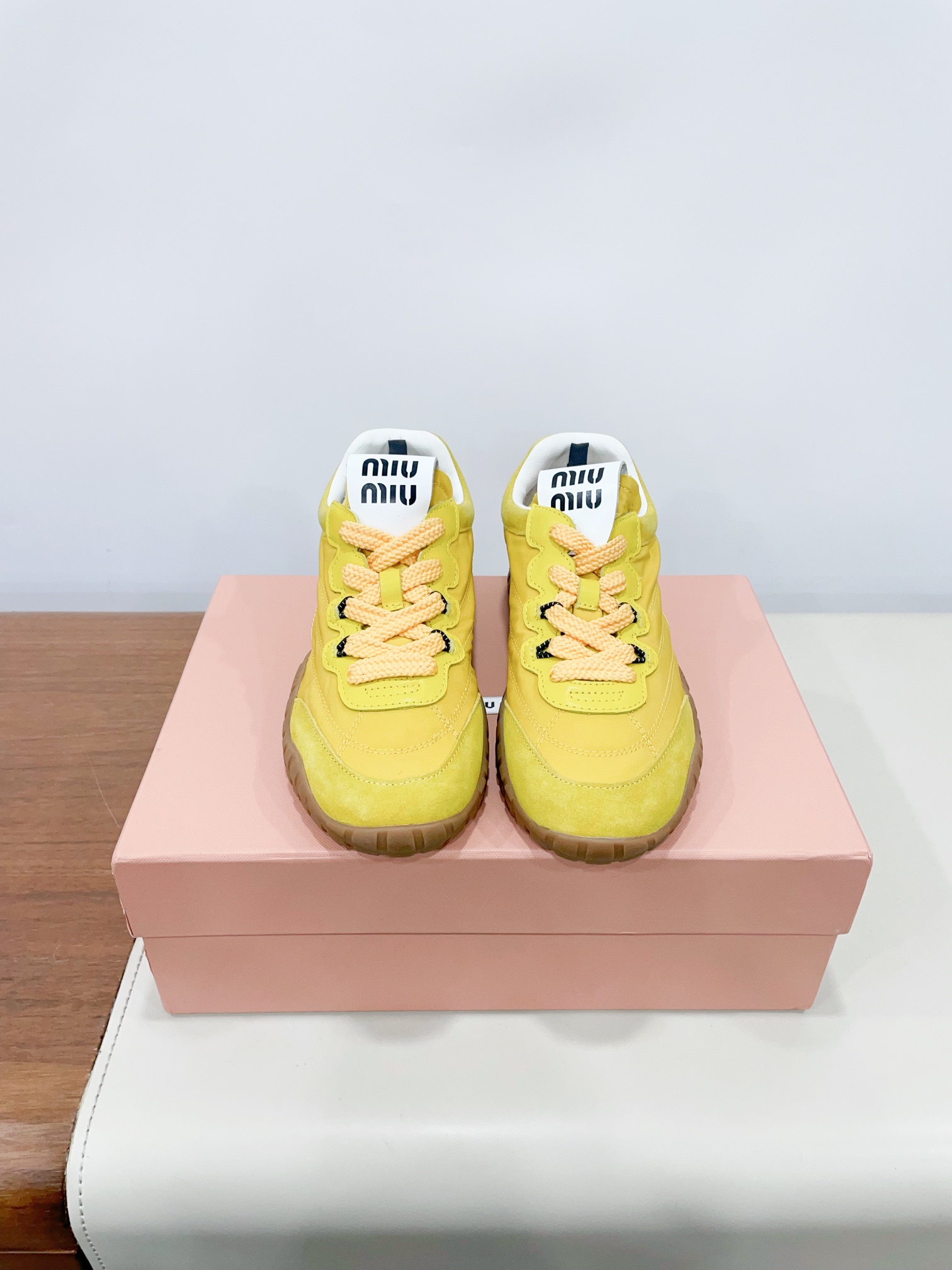 NO:228486,Price (button) MiuMi* 25ss Spring and Summer New Style Cookie Shoes Forrest Gump Shoes Sports Shoes Miu Latest Popularity Avant-garde and bold design!  The style is integrated into the simple lines of this thick-soled canvas sneaker, and the chic logo is decorated on the tongue and back of the shoe, embellished with retro design, adding to the iconic!  Thick sole design defines avant-garde modern style. The upper is made of original custom fabric/beef reverse velvet. Inner footbed sheepskin splicing mesh. Original open molded anti-slip rubber outsole. 35-40 (40 women's customized customization is not returned or exchanged) Extreme cost-effectiveness, no bargaining., casual shoes/sports shoes, miumiu, sneakers, sheepskin19860909Price（扣子) MiuMi* 缪缪 25ss春夏新款 饼干鞋 阿甘鞋 运动鞋 miu最新爆款 前卫大胆的设计！风格融于此款厚底帆布运动鞋的简约线条,别致徽标饰于鞋舌与背面,点缀复古设计,平添标志性！厚底设计定义前卫的现代风格 鞋面采用原版定制布料/牛反绒 内里垫脚羊皮拼接网布 鞋底原版开模防滑橡胶大底 35-40（40女定做不退换） 极致性价比,不议价.,休闲鞋/运动鞋,miumiu,sneakers,sheepskin,Women's Shoes