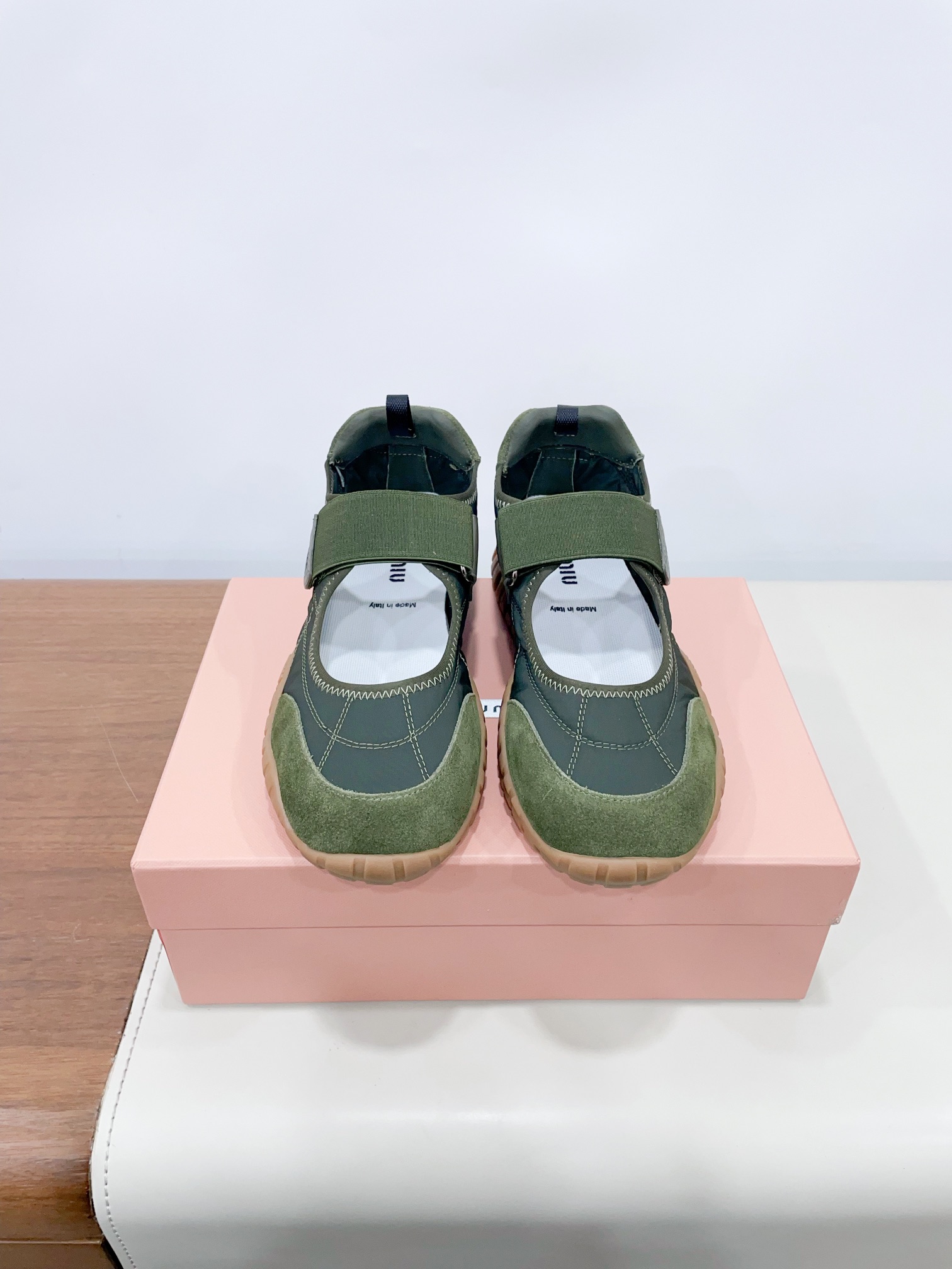 NO:228491,Price230 MiuMiu Spring and Summer Show Cookies Shoes Sports Shoes Counter RMB Purchase and Development Miumiu Latest Popular Design, Miu Miu style is integrated with the simple lines of this thick-soled canvas sneaker, the chic logo is decorated on the tongue and back of the shoe, embellished with retro design, adding iconic elements!  Thick sole design defines avant-garde modern style. Original custom fabric/beef velvet. Original imported soft lamb wool. Original open molded anti-slip rubber outsole. 35-40 (40 women's customized customization without return or exchange) Extreme cost-effectiveness, no bargaining., casual shoes/sports shoes, manolo blahnik, miumiu, sneakers19860909Price230 MiuMiu缪缪春夏秀款 饼干鞋 运动鞋 专柜RMB购入开发 miumiu最新爆款 前卫大胆的设计,Miu Miu风格融于此款厚底帆布运动鞋的简约线条,别致徽标饰于鞋舌与背面,点缀复古设计,平添标志性元素！厚底设计定义前卫的现代风格 面料原版定制布料/牛反绒 内里原版进口柔软羊羔毛 鞋底原版开模防滑橡胶大底 35-40（40女定做不退换） 极致性价比,不议价.,休闲鞋/运动鞋,manolo blahnik,miumiu,sneakers,Women's Shoes