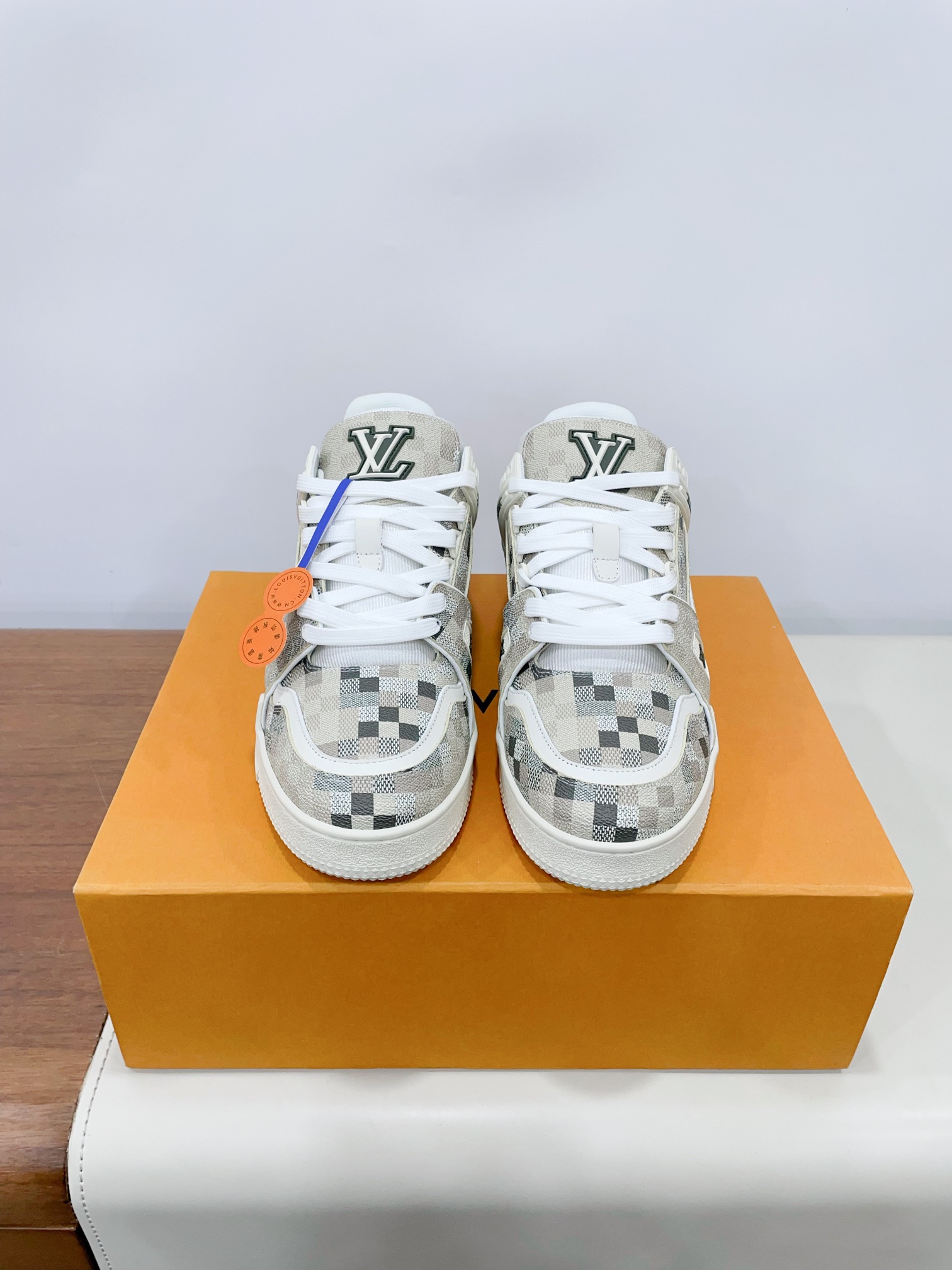 NO:262703,Price LV TARIN* Louis Vuitton L Home Donkey Brand Couple casual sports shoes skateboard shoes Original purchase and development Made this LV Trainer sneakers are made of cowhide leather to create complex uppers, which require hours of ingenious sewing to complete. The classic configuration is from Virgil Abloh, showing the inspiration of retro basketball shoes Fabric: Original custom-made top layer cowhide inner lining: Original custom breathable net Outsole: Original open-mode two-color TPU combination sole Thickness: 3CM 35-45 (40 women and 45 men custom-made without return and exchange) Extreme cost-effectiveness, no bargaining., casual shoes/sports shoes, louis vuitton, louis vuitton, louis vuitton, louis vuitton, louis vuitton, louis vuitton, louis  vuitton,sneakers,cowhide19860909Price LV TARIN*路易威登L家 驴牌 情侣款休闲 运动鞋 滑板鞋 原版购入开发 做货 本款LV Trainer 运动鞋选用牛皮革塑造繁复鞋面,需要数小时的匠心缝制方可完成.经典构型出自 Virgil Abloh 之手,展现复古篮球鞋的灵感启发 面料: 原版定制头层牛皮 内里: 原版定制透气网里 大底: 原版开模双色TPU组合大底 底厚: 3CM 35-45（40女45男定做不退换） 极致性价比,不议价.,休闲鞋/运动鞋,louis vuitton,louis vuitton,louis vuitton,louis vuitton,sneakers,cowhide,Women's Shoes