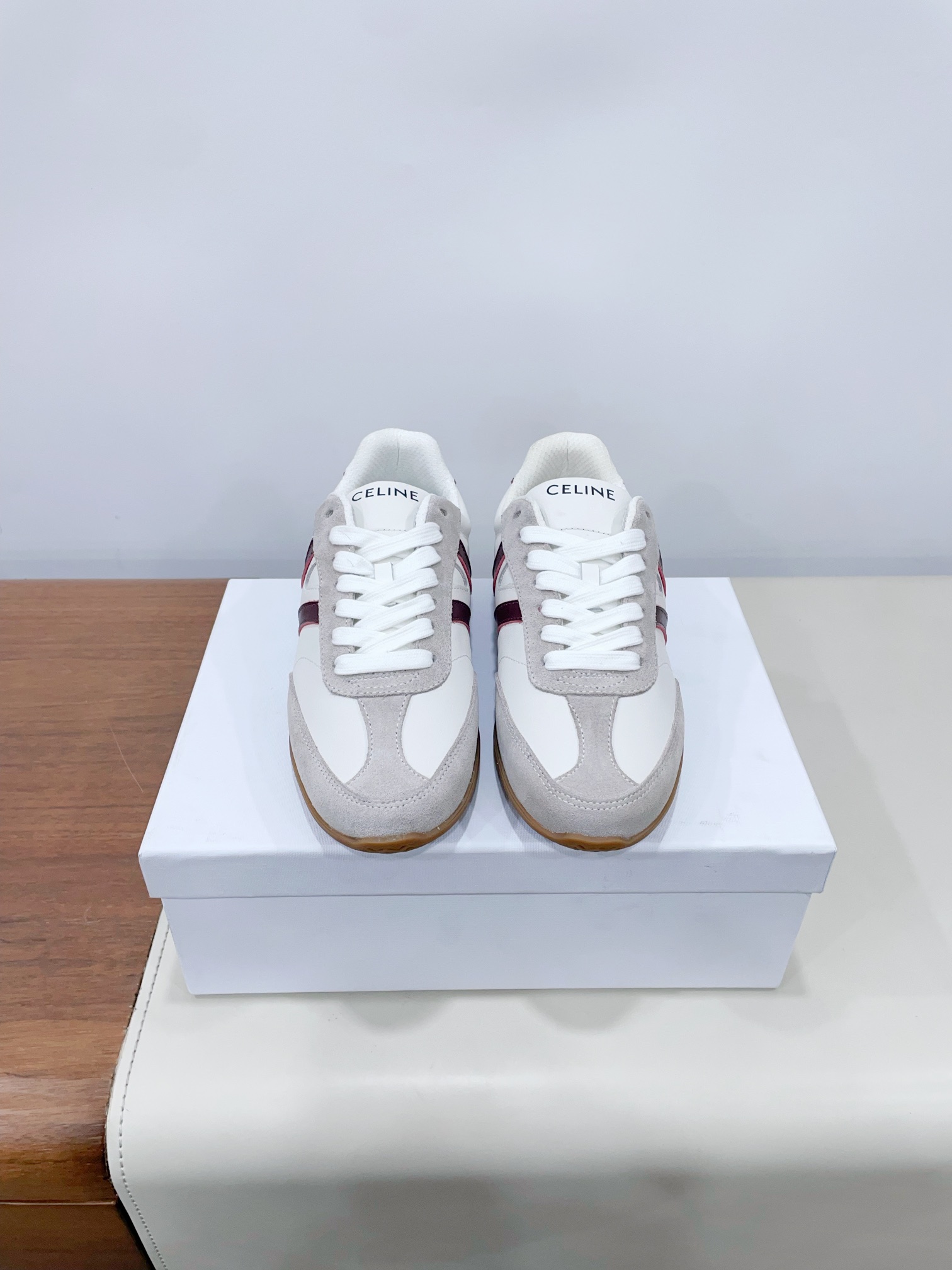 NO:493726,Price Celine 25ss early spring new casual shoes. A pair of shoes full of street feel, the latest big C design is very good. This shoe has its own unique design. The leather upper is very easy to manage, unique and unique. The LOGO on the side and heel makes it simple and uneven. A perfect pair of small white shoes~~ The upper is imported suede/cowhide/horse, inner foot pad breathable mesh inner lining, original TPU foam sole 35-40 (40 women's customized no return and exchange) Extreme cost-effectiveness, no bargaining., casual shoes/sports shoes, celine, celine, sneakers, cowhide, chamois leather19860909Price Celine 赛琳 25ss早春新款休闲鞋 充满街头感的一双鞋子,最新大C设计非常赞 这款鞋有它自己独特的设计 皮革鞋面非常好打理,独出心裁,别具一格,侧面与后跟的LOGO让他简单又不失调性,完美的一双小白鞋~~ 鞋面原版进口麂皮/牛皮/马毛 内里垫脚透气网纱内里 鞋底原版TPU发泡大底 35-40（40女定做不退换） 极致性价比,不议价.,休闲鞋/运动鞋,celine,celine,sneakers,cowhide,chamois leather,Women's Shoes