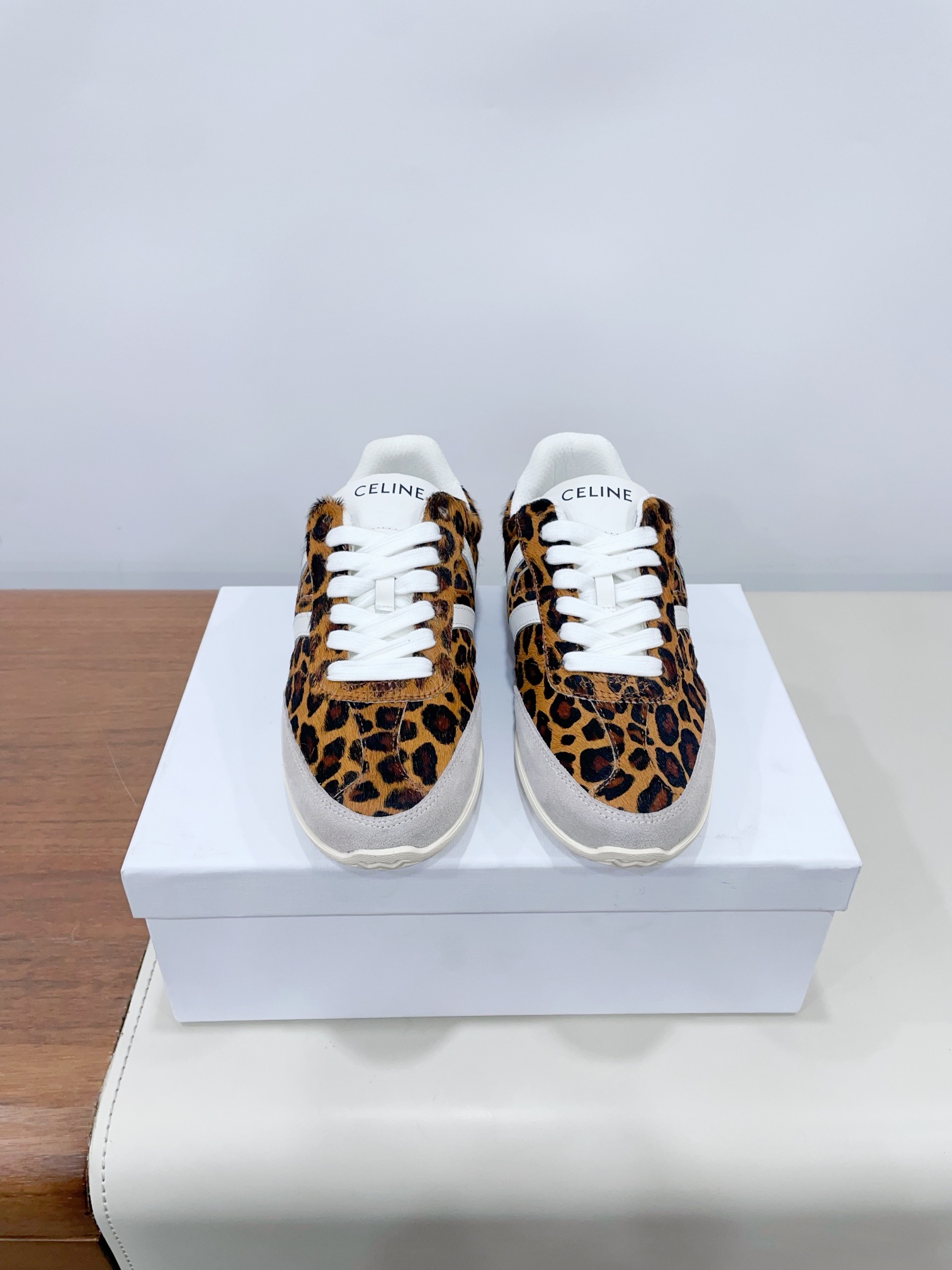 NO:493721,Price Celine 25ss early spring new casual shoes A pair of shoes full of street feel, the latest big C design is very good. This shoe has its own unique design. The leather upper is very easy to manage, unique and unique. The LOGO on the side and heel makes it simple and uneven. A perfect pair of small white shoes~~ The upper is imported suede/cowhide/horse hair. The inner foot pads are breathable mesh inner. The sole is original TPU foamed sole. 35-40 (40 women’s customized products are not returned or exchanged) The ultimate cost-effectiveness is not bargaining., casual shoes/sports shoes, celine, celine, sneakers, cowhide, chamois leather19860909Price Celine 赛琳 25ss早春新款 休闲鞋 充满街头感的一双鞋子,最新大C设计非常赞 这款鞋有它自己独特的设计 皮革鞋面非常好打理,独出心裁,别具一格,侧面与后跟的LOGO让他简单又不失调性,完美的一双小白鞋~~ 鞋面原版进口麂皮/牛皮/马毛 内里垫脚透气网纱内里 鞋底原版TPU发泡大底 35-40（40女定做不退换） 极致性价比,不议价.,休闲鞋/运动鞋,celine,celine,sneakers,cowhide,chamois leather,Women's Shoes