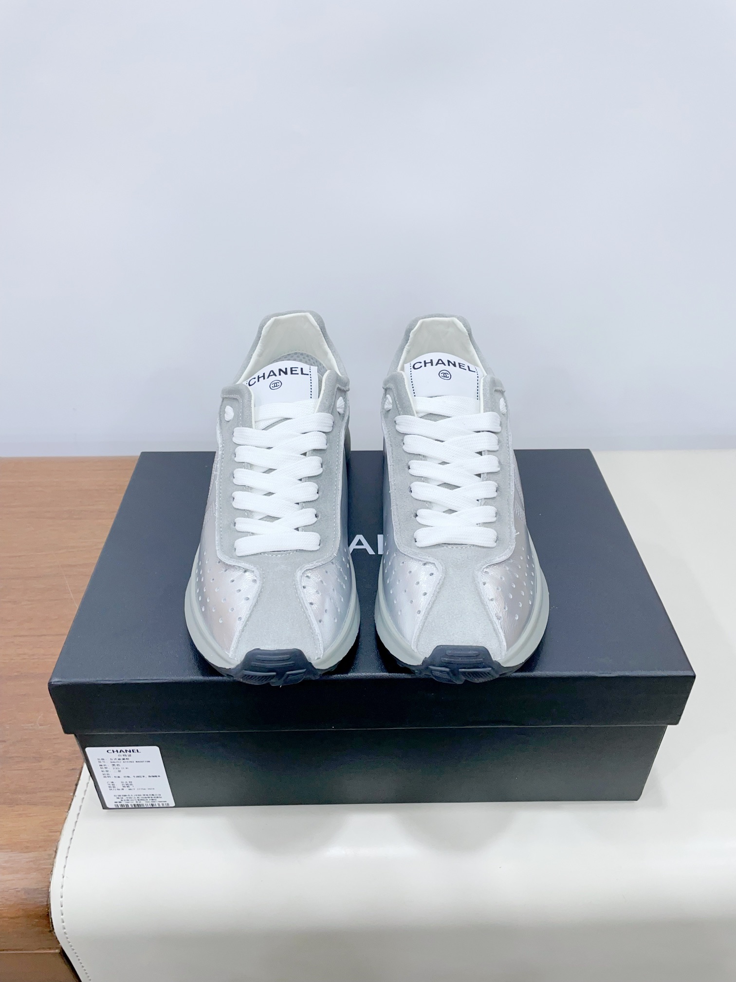 NO:252292,Price Chanel - Top casual sneakers for 2025 counter This classic design; the upper has a variety of craftsmanship styles; the sole is fashionable and sporty; it is an extraordinary variety of color matching elements... The diversified mix and match is very beautiful and versatile, casual, fashionable, sports, and outdoors can be taken into account... The upper uses original imported cowhide leather   cow velvet, the inner uses original imported breathable net, outsole based on original TPU sole 35-40 (40 women's customized for no return or exchange) Extreme cost-effectiveness, no bargaining., casual shoes/sports shoes, chanel, chanel, sneakers, cowhide19860909Price Chanel香奈儿——2025专柜顶级休闲款运动鞋 这款经典设计；鞋面多种工艺的风格；大底却时尚运动；不平凡的拥入了多种配色元素…… 多元化混搭非常好看百搭,休闲,时尚,运动,户外都能兼顾…… 鞋面采用 原版进口纹牛皮 牛反绒 内里采用 原版进口透气网 大底根据 原版TPU大底 35-40（40女定做不退换） 极致性价比,不议价.,休闲鞋/运动鞋,chanel,chanel,sneakers,cowhide,Women's Shoes